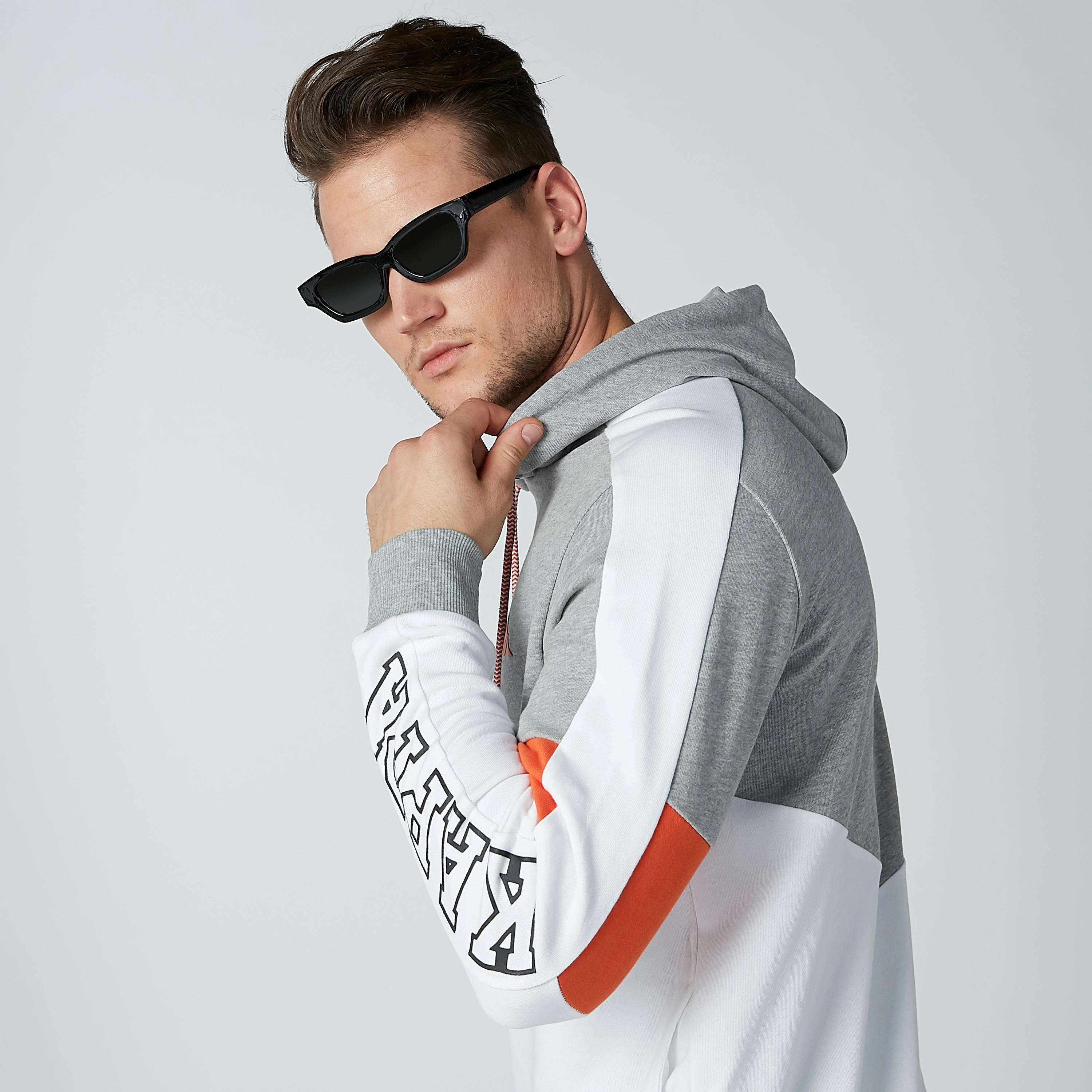 سويت شيرت بقبعة وأكمام طويلة وطبعات من كابا-men-winterwear-hoodiesandsweatshirts-image-2