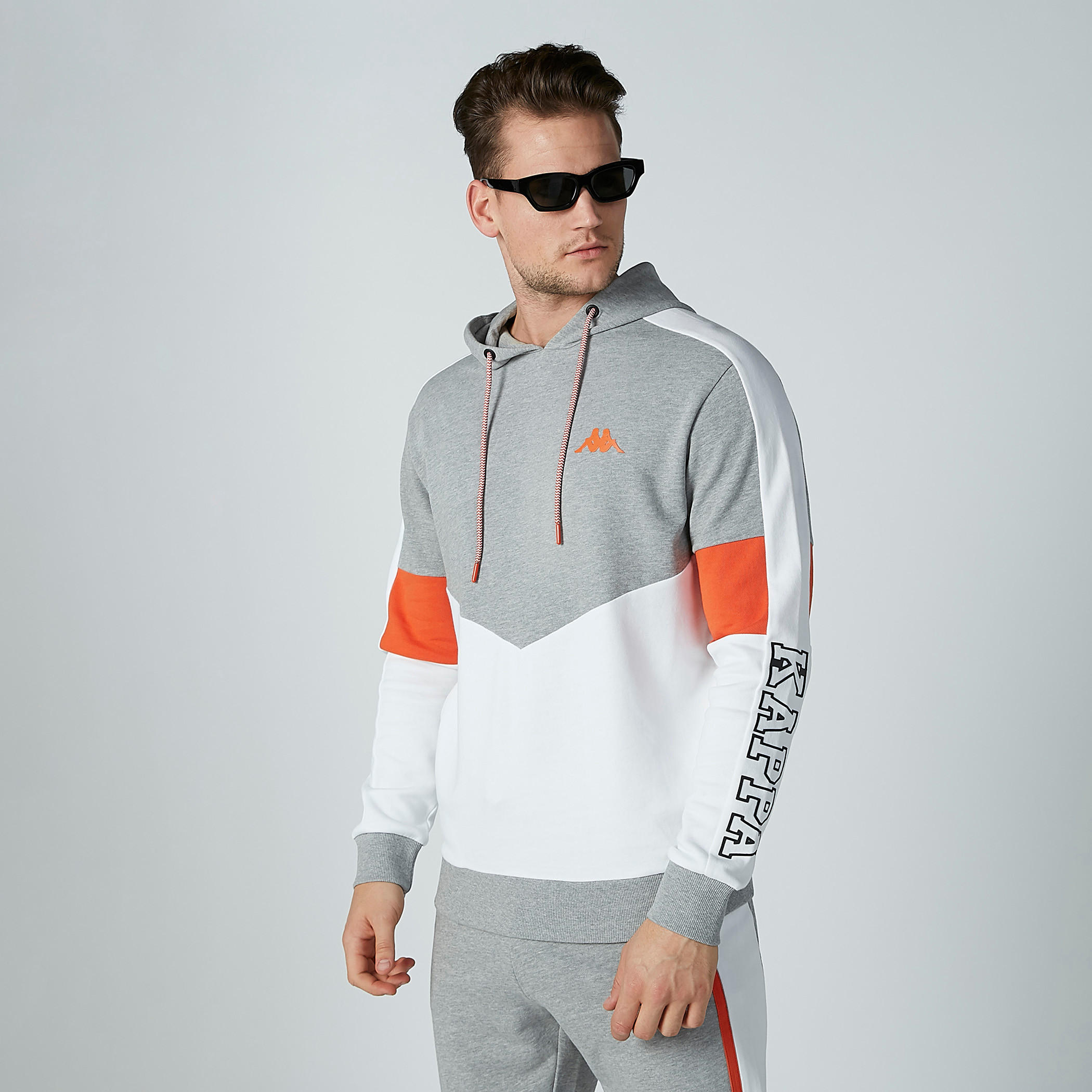 سويت شيرت بقبعة وأكمام طويلة وطبعات من كابا-men-winterwear-hoodiesandsweatshirts-image-1