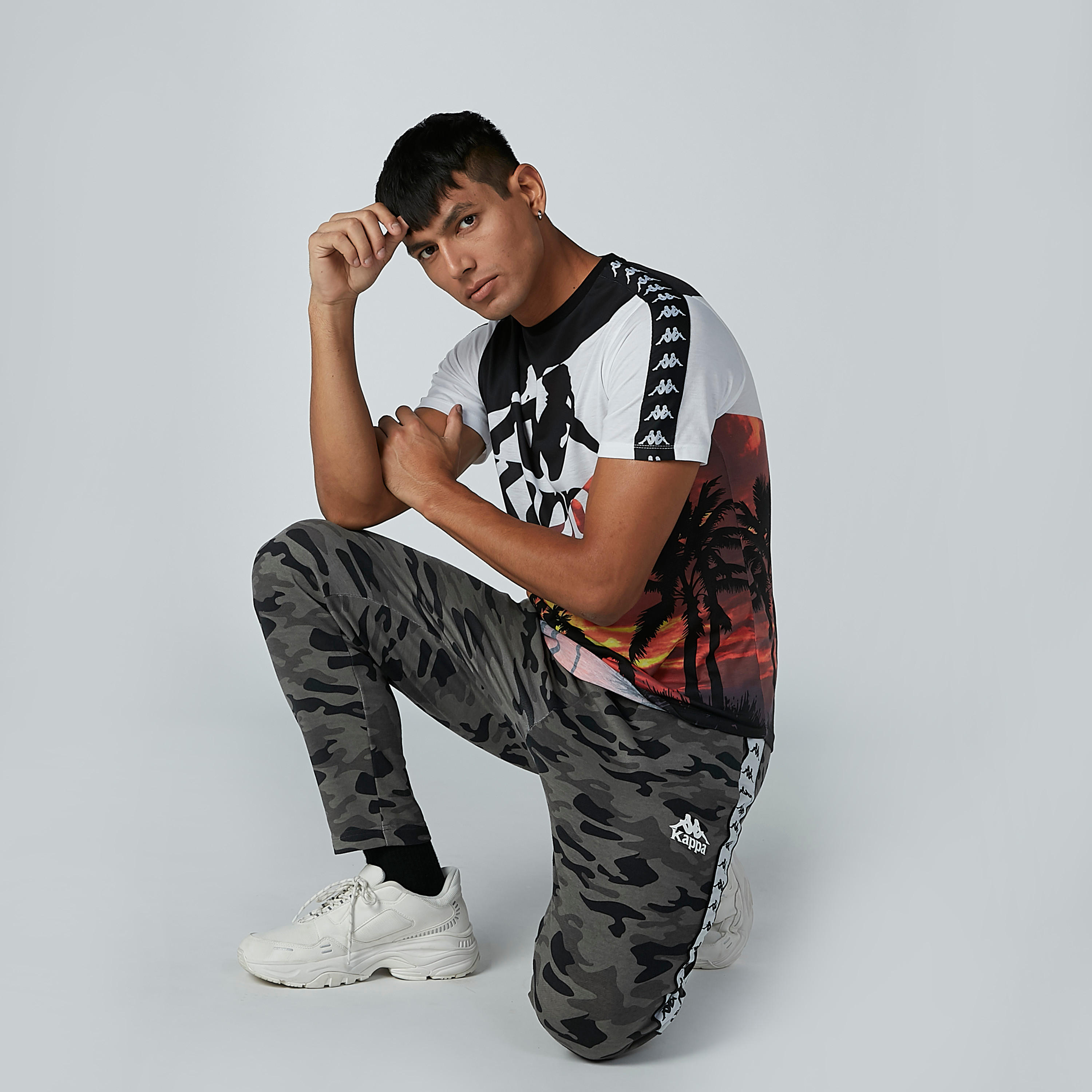 تيشيرت بياقة ضيّقة وأكمام قصيرة وطبعات من كابا-men-clothing-tshirtsandpolos-tshirts-image-1