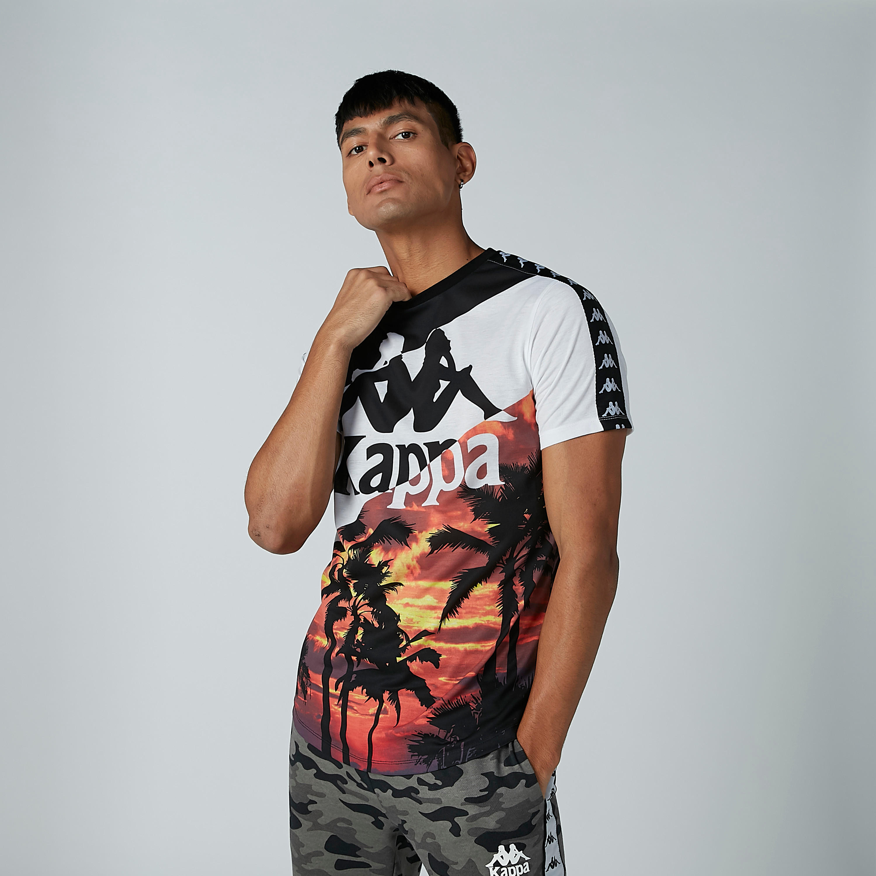 تيشيرت بياقة ضيّقة وأكمام قصيرة وطبعات من كابا-men-clothing-tshirtsandpolos-tshirts-image-2