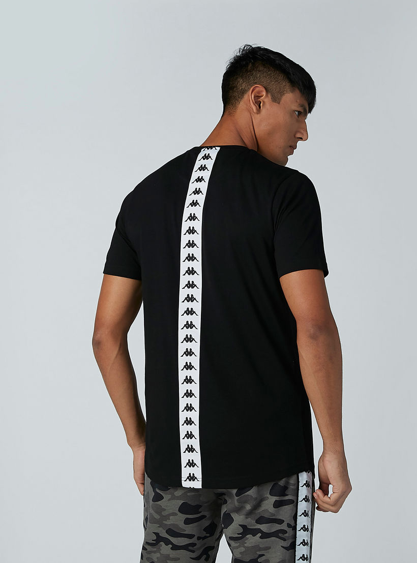 تيشيرت بياقة مستديرة وأكمام قصيرة وطبعات من كابا-men-clothing-tshirtsandpolos-tshirts-image-2