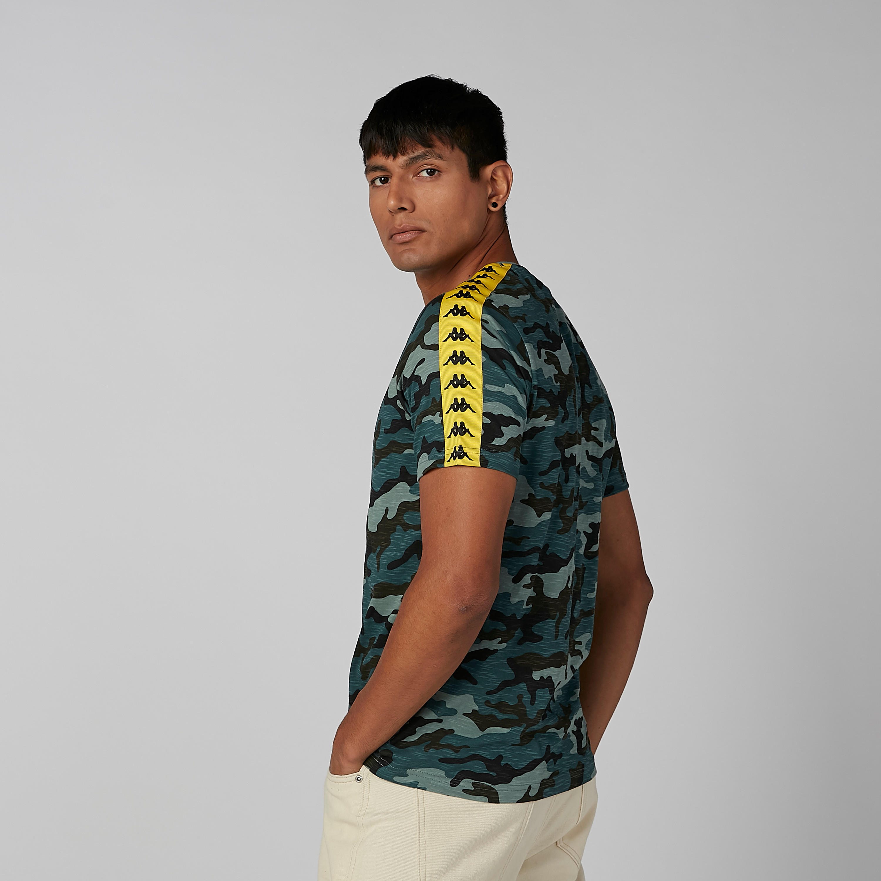 تيشيرت مموه بياقة مستديرة وشريطة من كابا-men-clothing-tshirtsandpolos-tshirts-image-1
