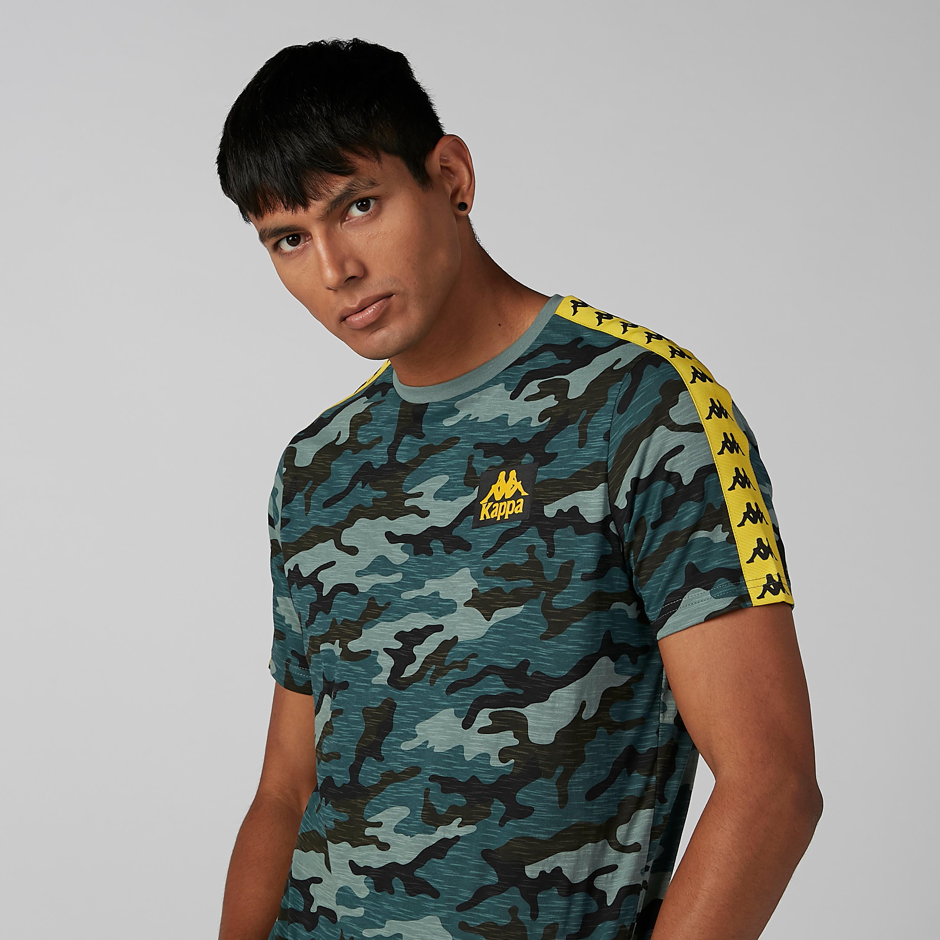 تيشيرت مموه بياقة مستديرة وشريطة من كابا-men-clothing-tshirtsandpolos-tshirts-image-2
