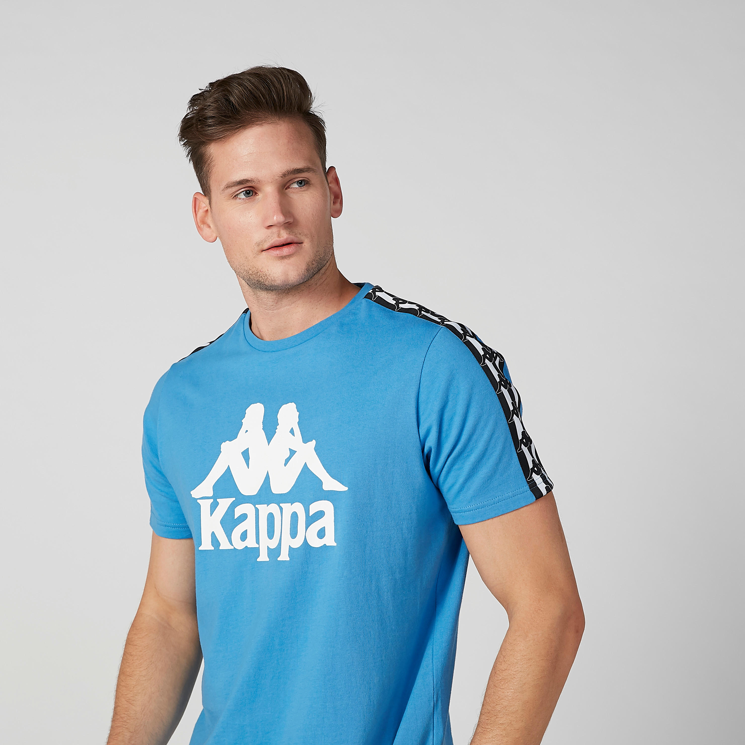 تيشيرت بياقة ضيّقة وشريطة وطبعات من كابا-men-clothing-tshirtsandpolos-tshirts-image-3