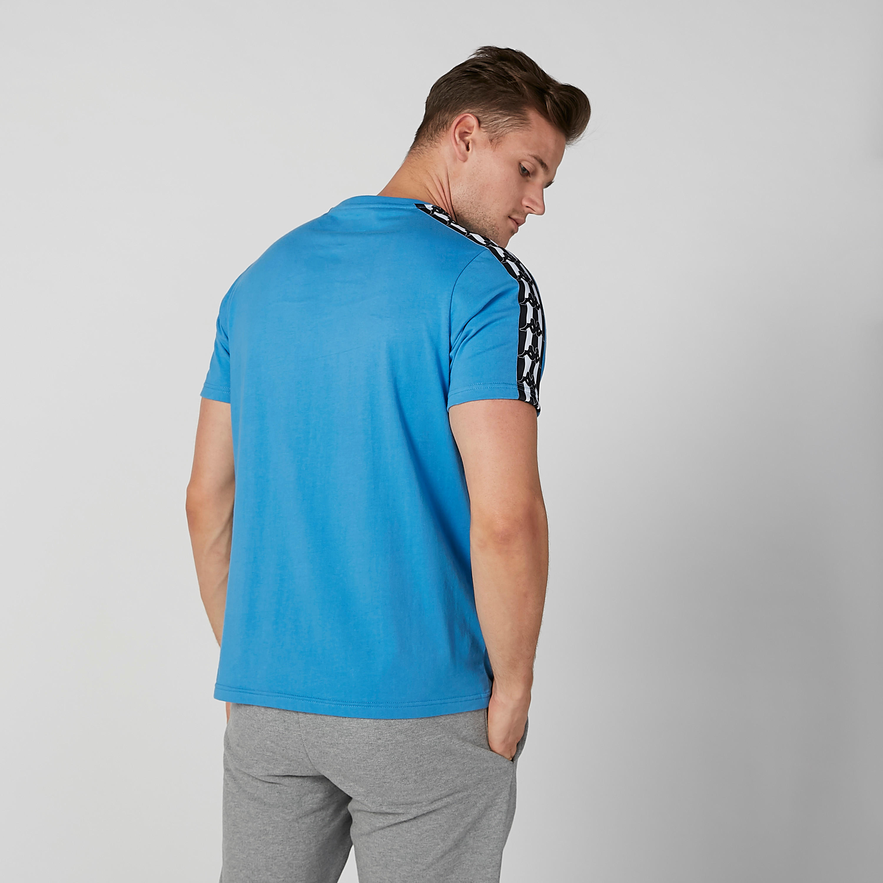 تيشيرت بياقة ضيّقة وشريطة وطبعات من كابا-men-clothing-tshirtsandpolos-tshirts-image-4