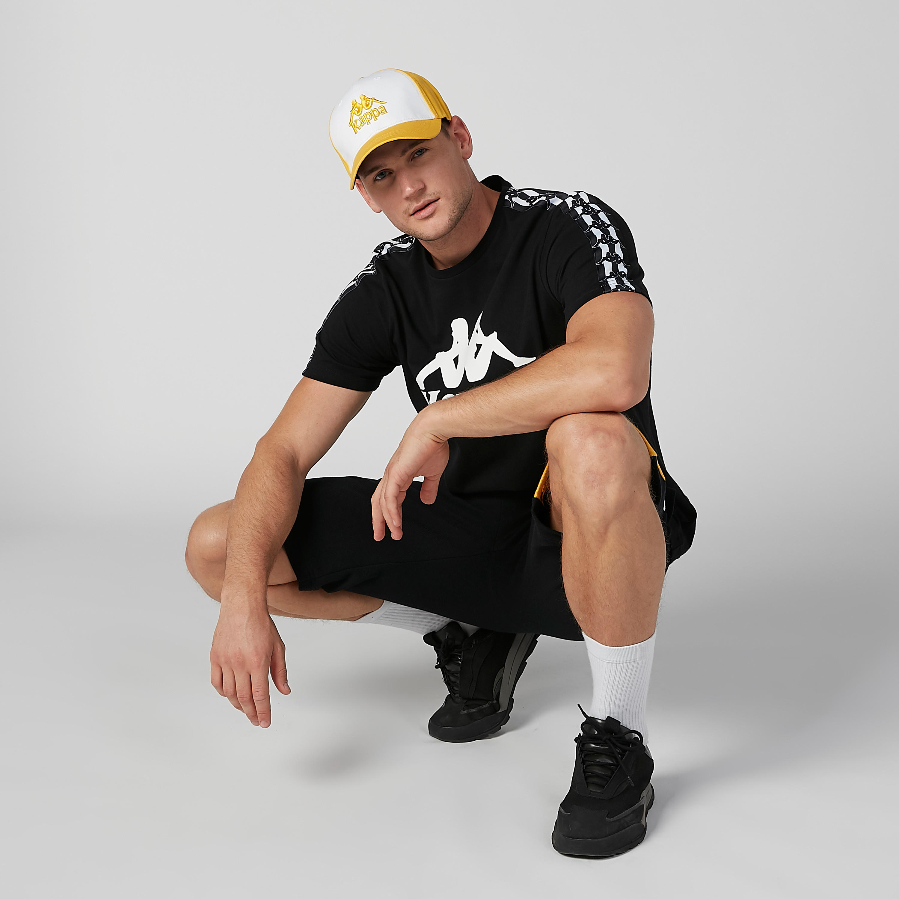 تيشيرت بياقة ضيّقة وشريطة وطبعات من كابا-men-clothing-tshirtsandpolos-tshirts-image-1