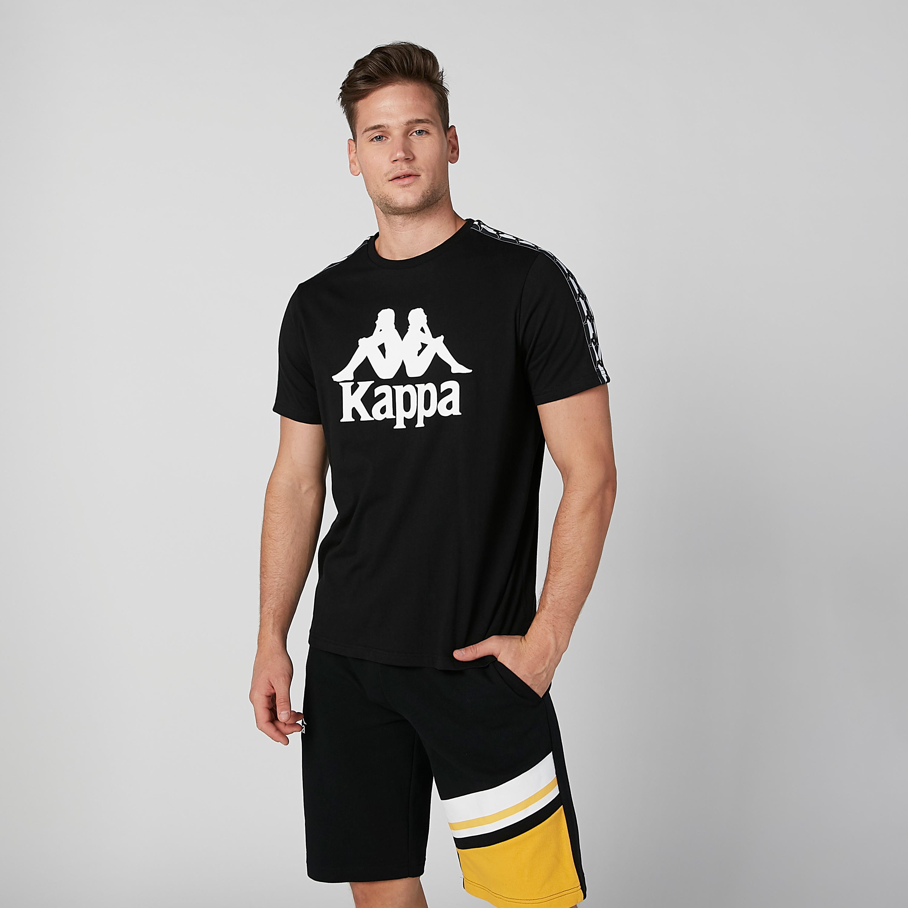 تيشيرت بياقة ضيّقة وشريطة وطبعات من كابا-men-clothing-tshirtsandpolos-tshirts-image-2