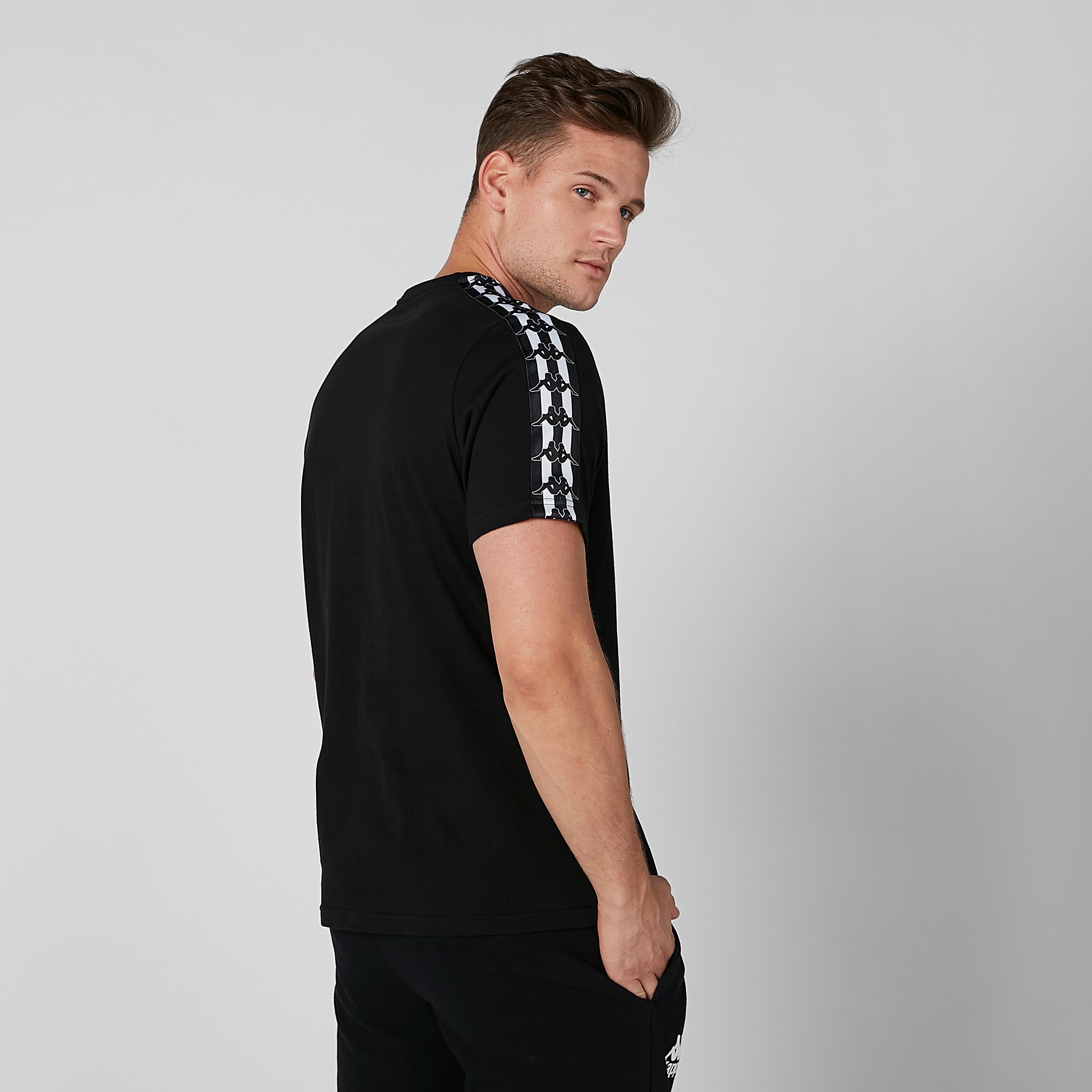 تيشيرت بياقة ضيّقة وشريطة وطبعات من كابا-men-clothing-tshirtsandpolos-tshirts-image-3