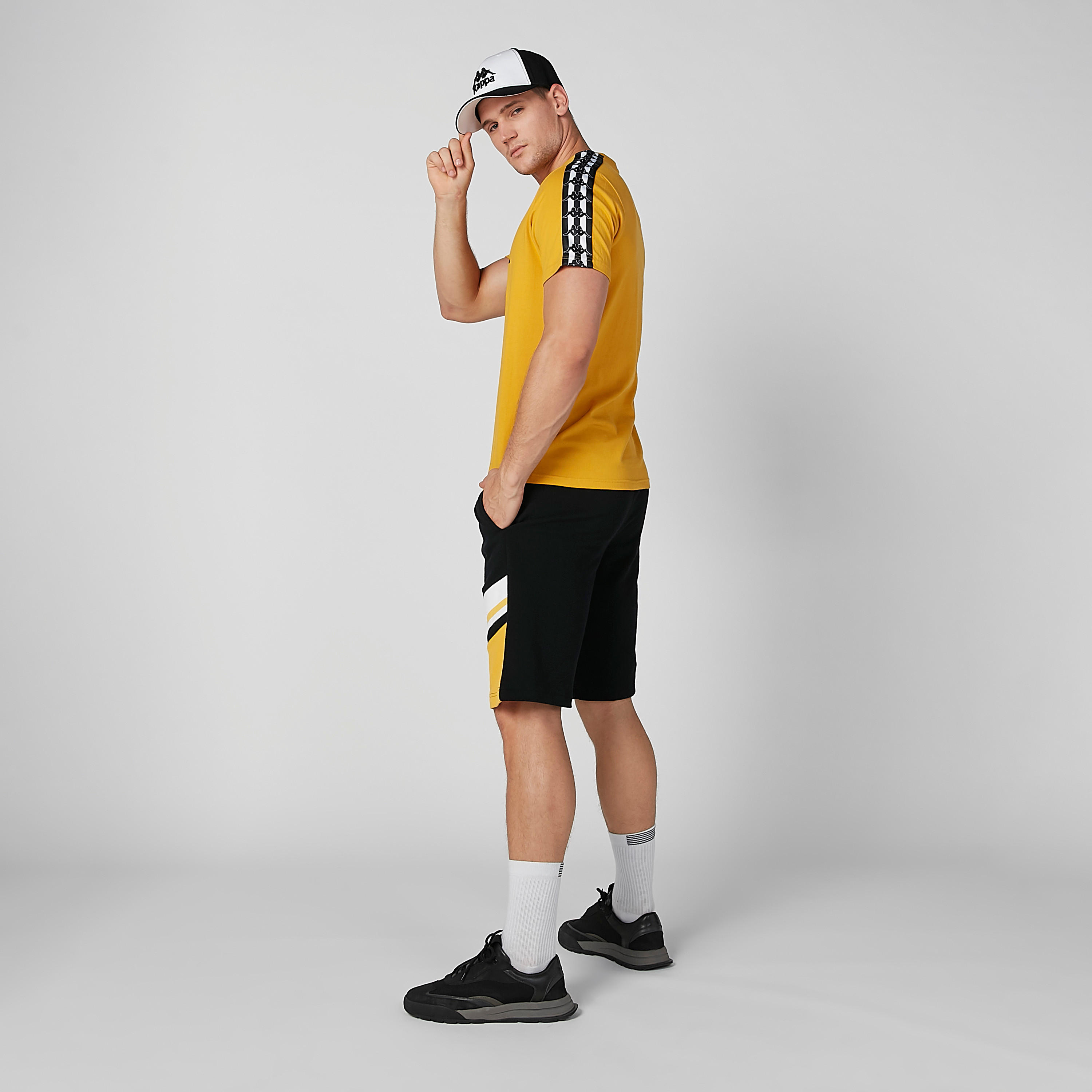 تيشيرت بياقة ضيّقة وأكمام قصيرة وطبعات من كابا-men-clothing-tshirtsandpolos-tshirts-image-2
