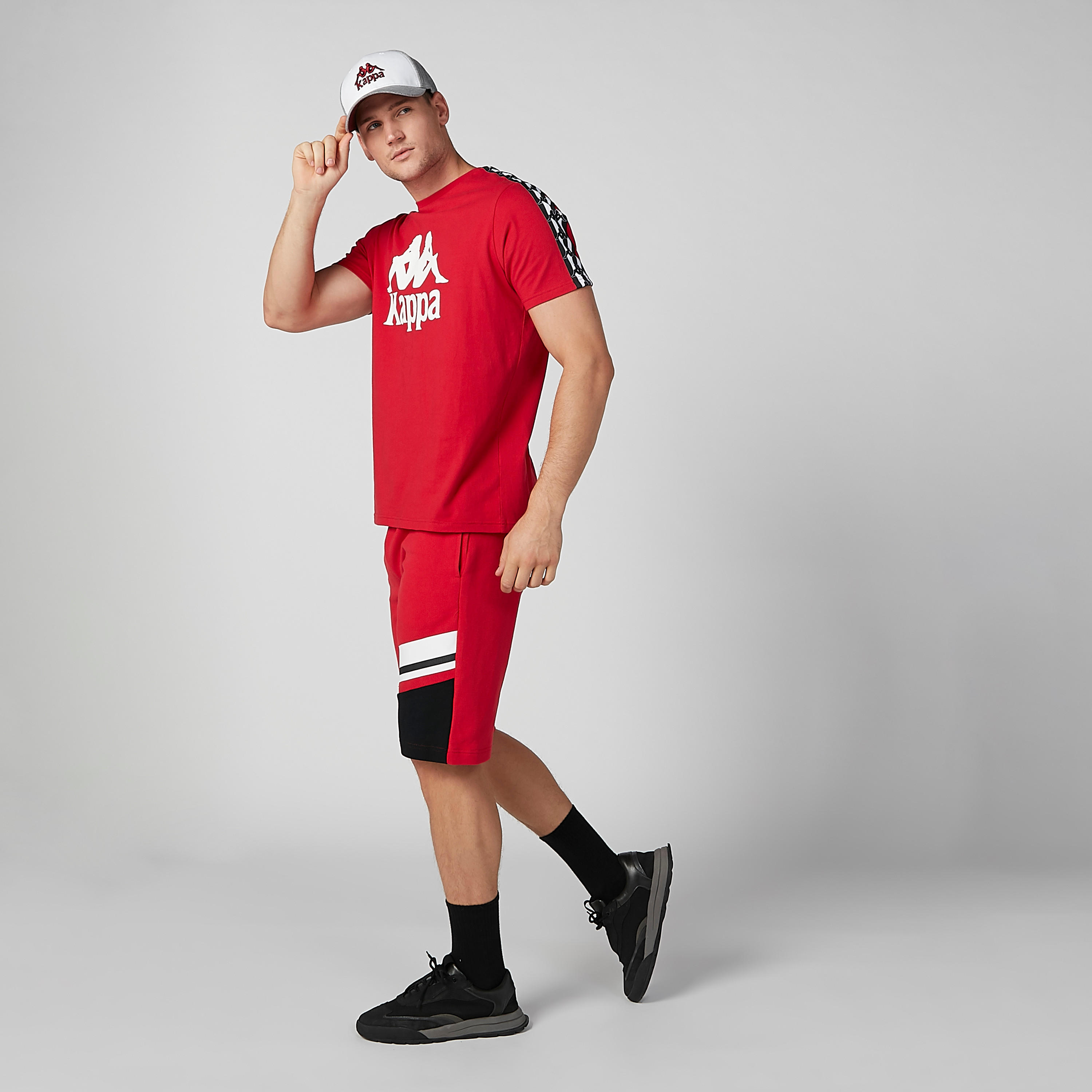 تيشيرت بياقة ضيّقة وشريطة وطبعات من كابا-men-clothing-tshirtsandpolos-tshirts-image-2