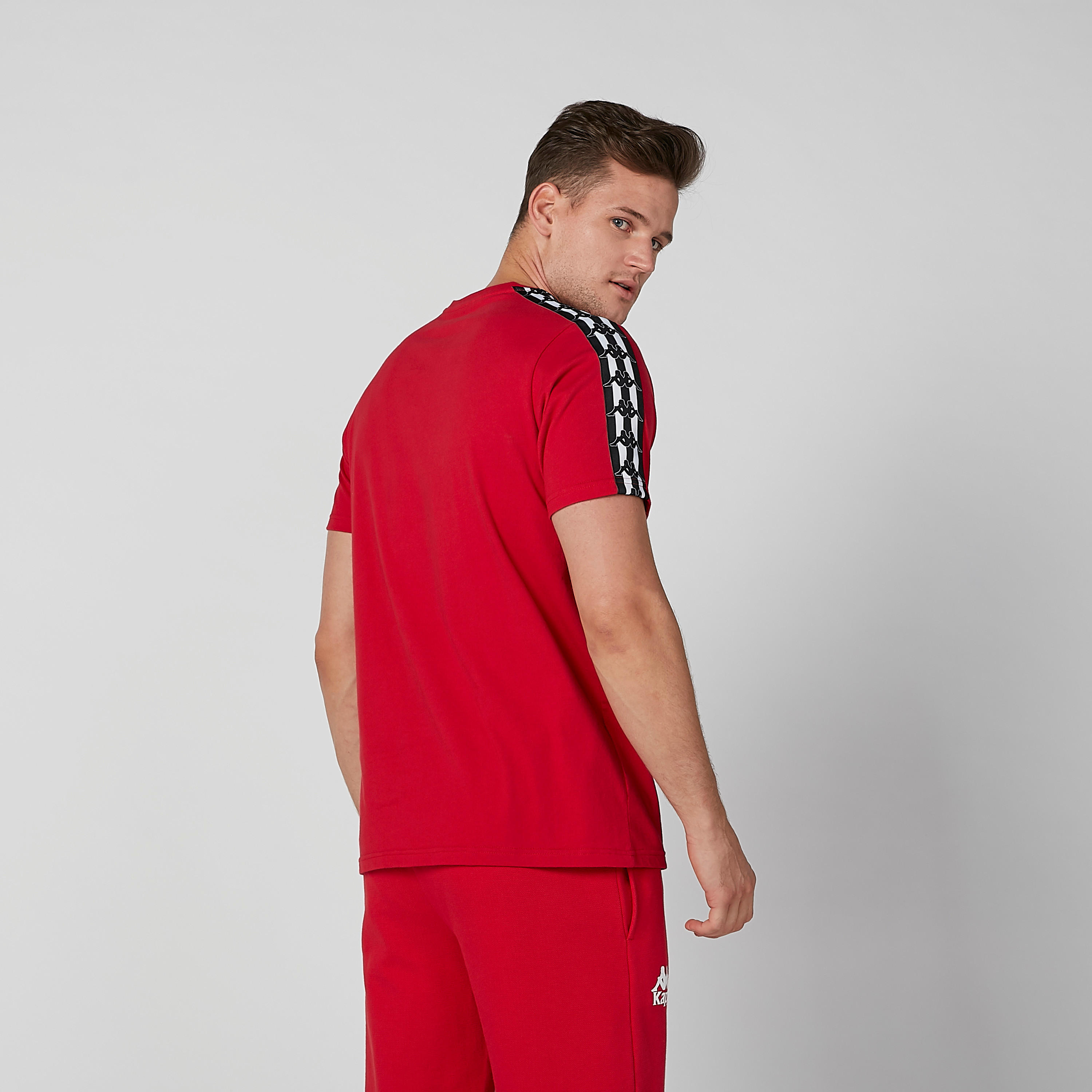 تيشيرت بياقة ضيّقة وشريطة وطبعات من كابا-men-clothing-tshirtsandpolos-tshirts-image-4