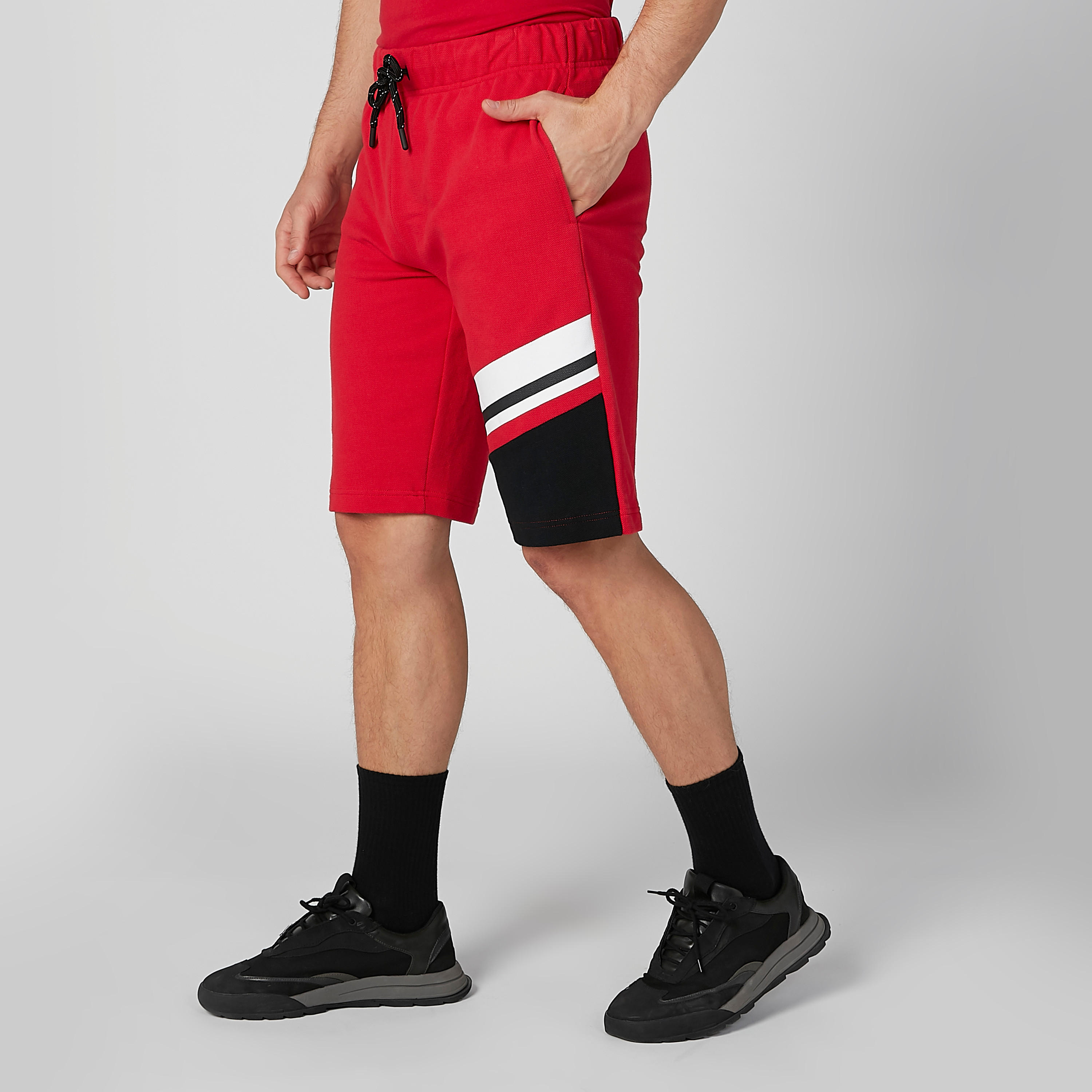 شورت بخصر مطّاطي ورباط وجيوب من كابا-men-clothing-bottoms-shorts-image-1