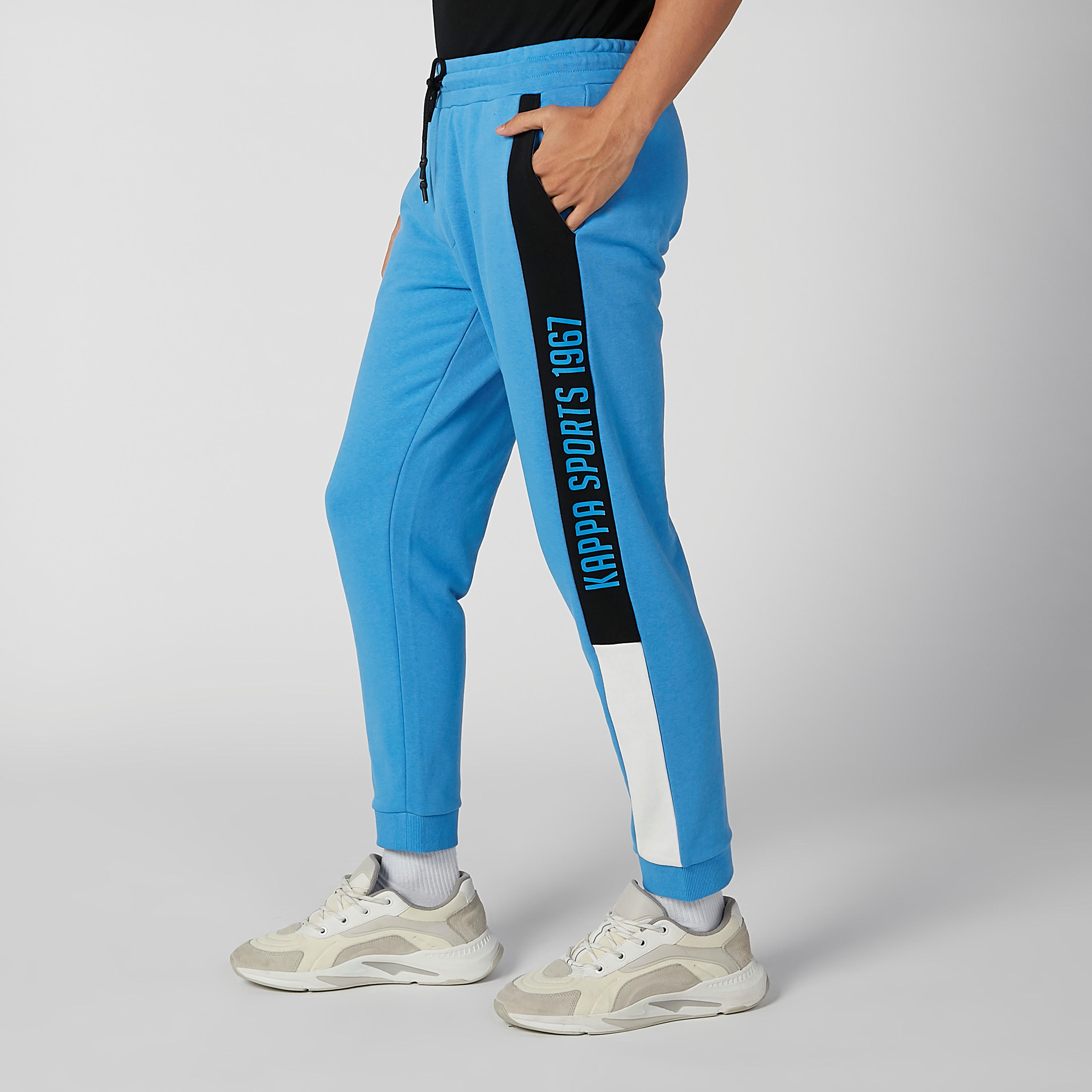 بنطلون رياضي برباط وجيوب وطبعات من كابا-men-clothing-bottoms-joggers-image-1