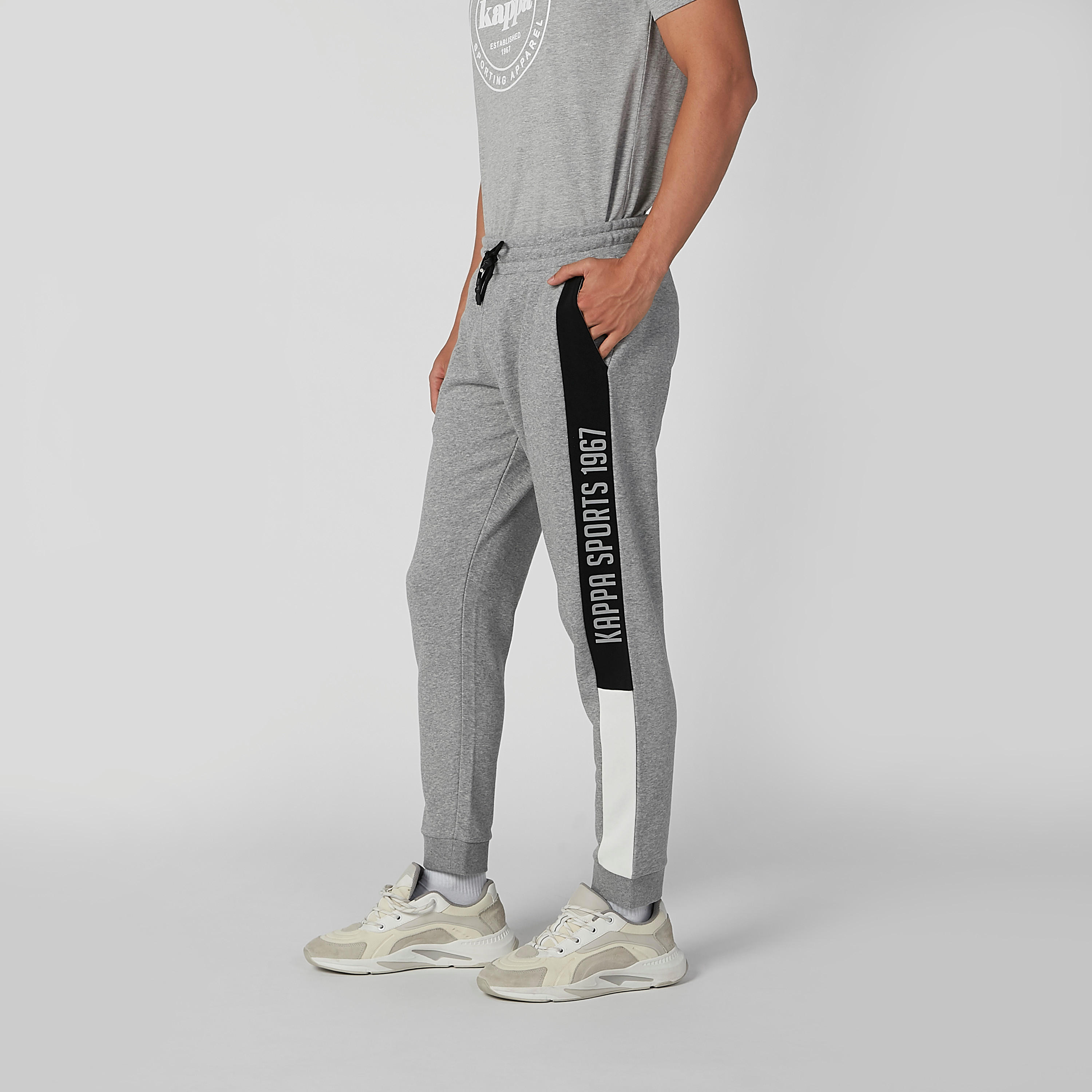 بنطلون رياضي طويل برباط وجيوب وطبعات من كابا-men-clothing-bottoms-joggers-image-1