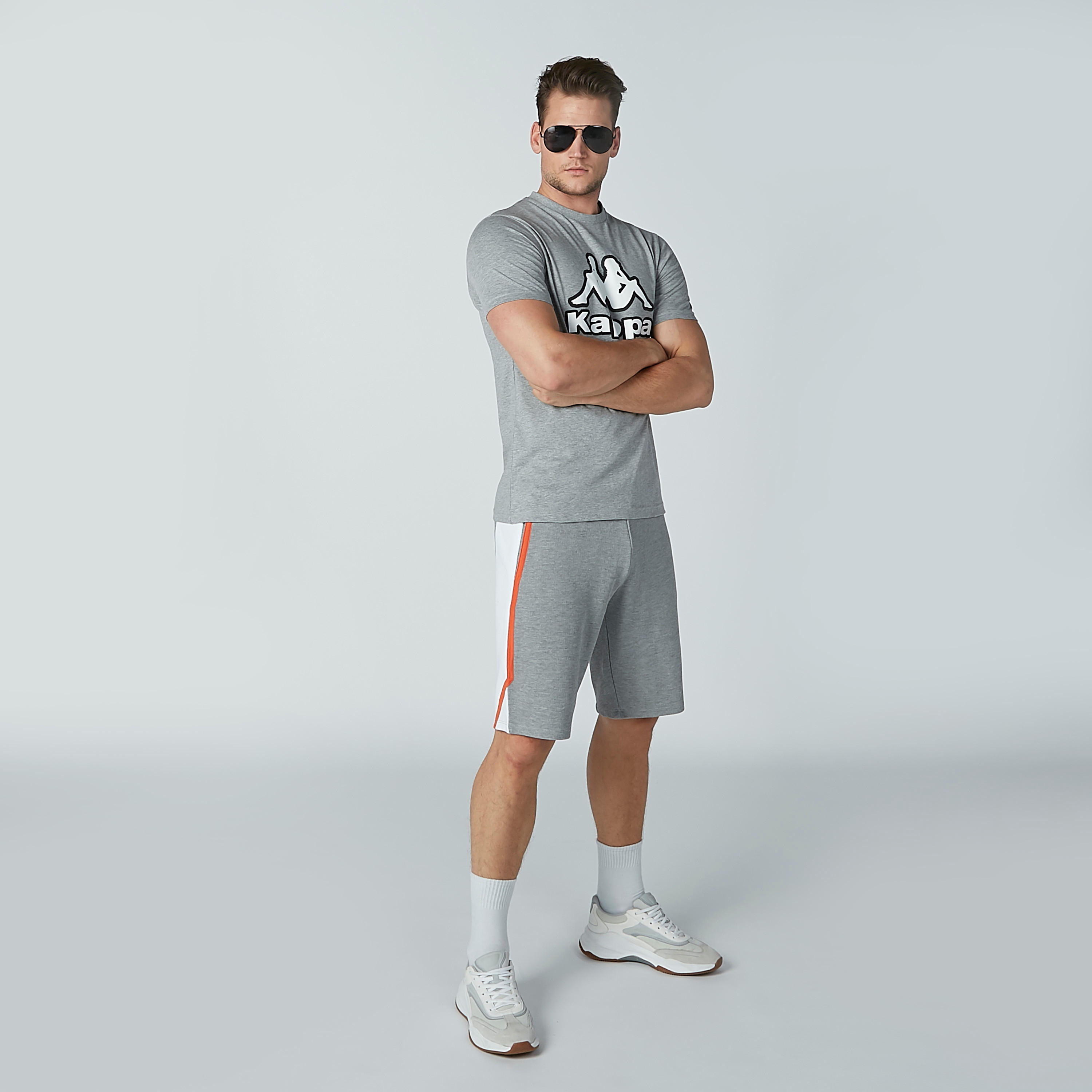 تيشيرت بياقة مستديرة وأكمام قصيرة وطبعات من كابا-men-clothing-sportswearandactivewear-tshirtsandpolos-image-2