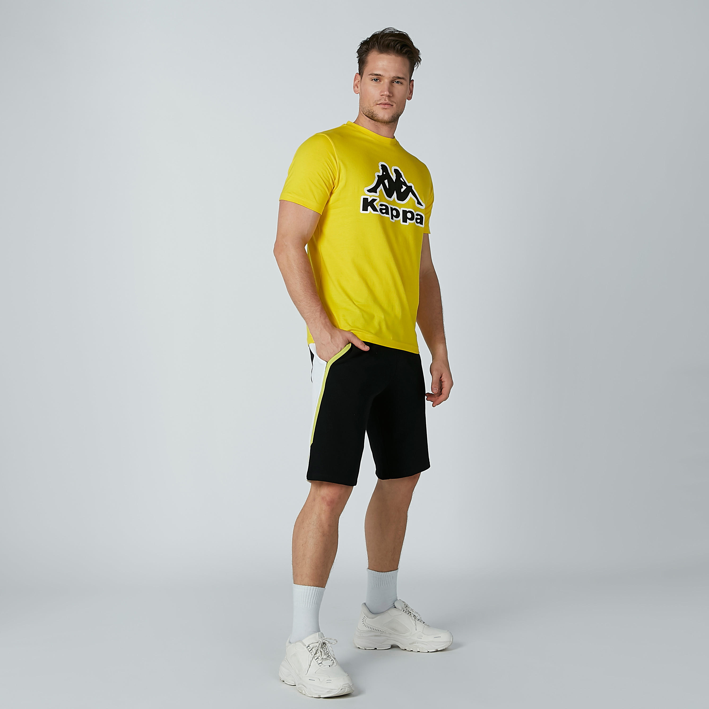 تيشيرت بياقة مستديرة وأكمام قصيرة وطبعات من كابا-men-clothing-sportswearandactivewear-tshirtsandpolos-image-2