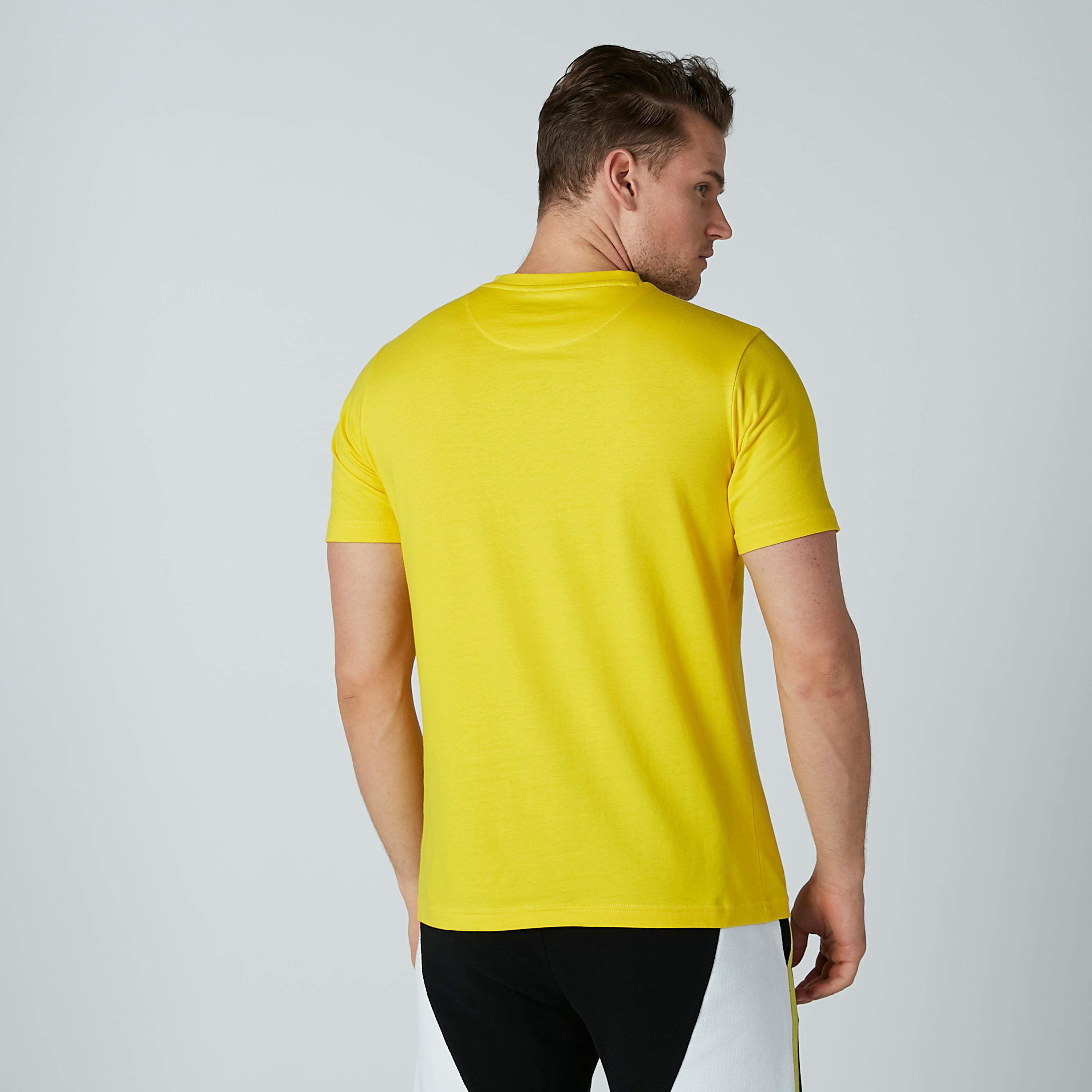 تيشيرت بياقة مستديرة وأكمام قصيرة وطبعات من كابا-men-clothing-sportswearandactivewear-tshirtsandpolos-image-3