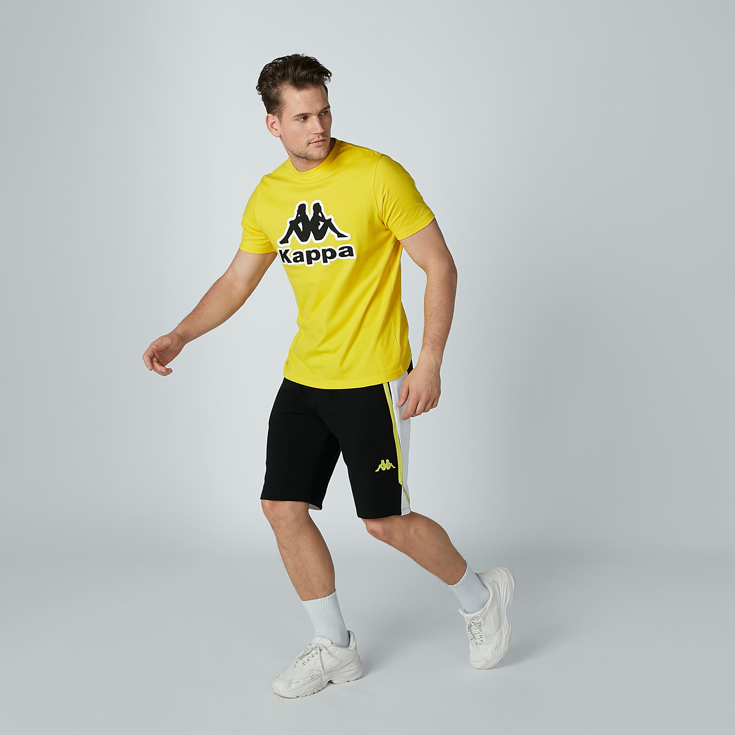 تيشيرت بياقة مستديرة وأكمام قصيرة وطبعات من كابا-men-clothing-sportswearandactivewear-tshirtsandpolos-image-4