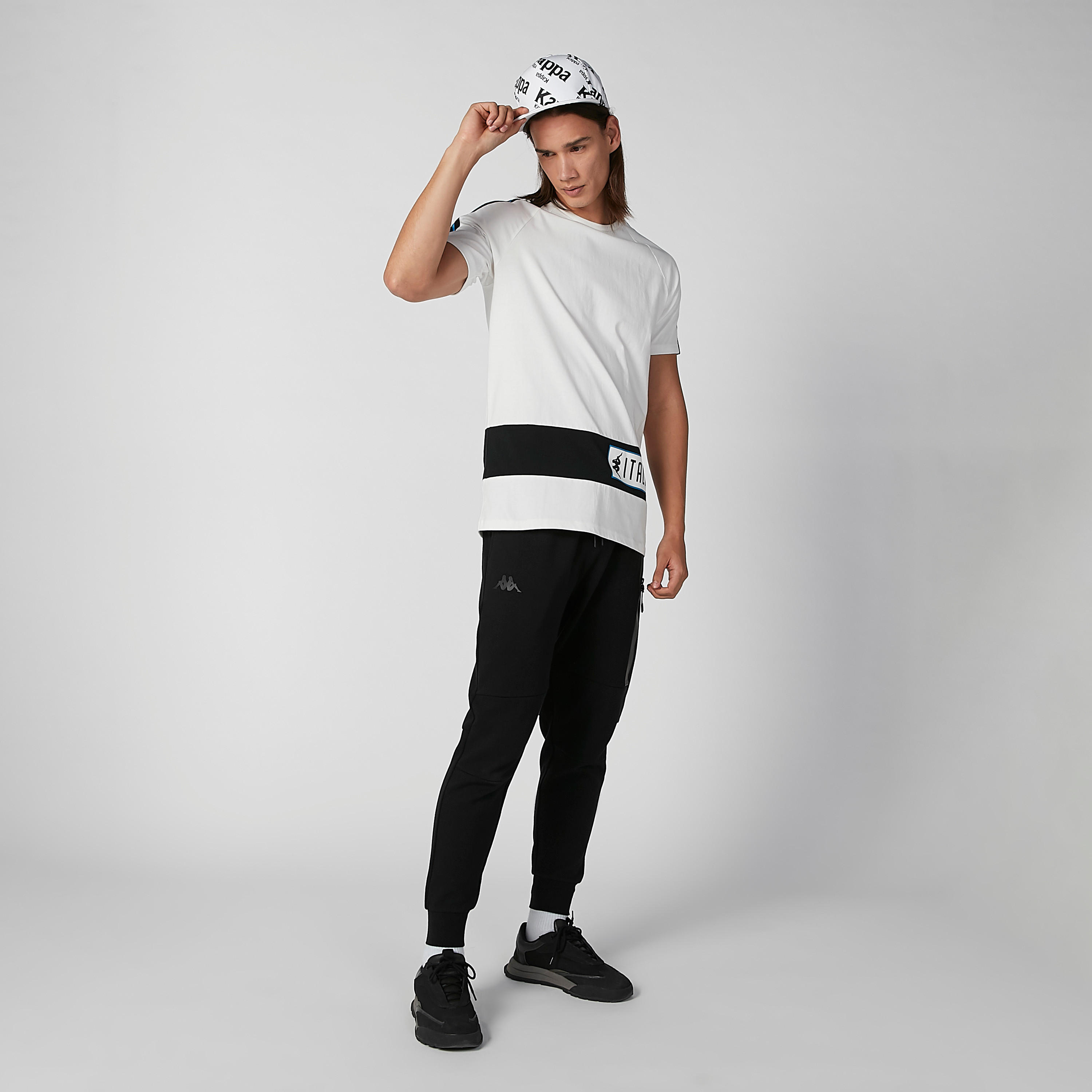 تيشيرت مستدام بياقة ضيقة وأكمام قصيرة وطبعات من كابا -men-clothing-sportswearandactivewear-tshirtsandpolos-image-1