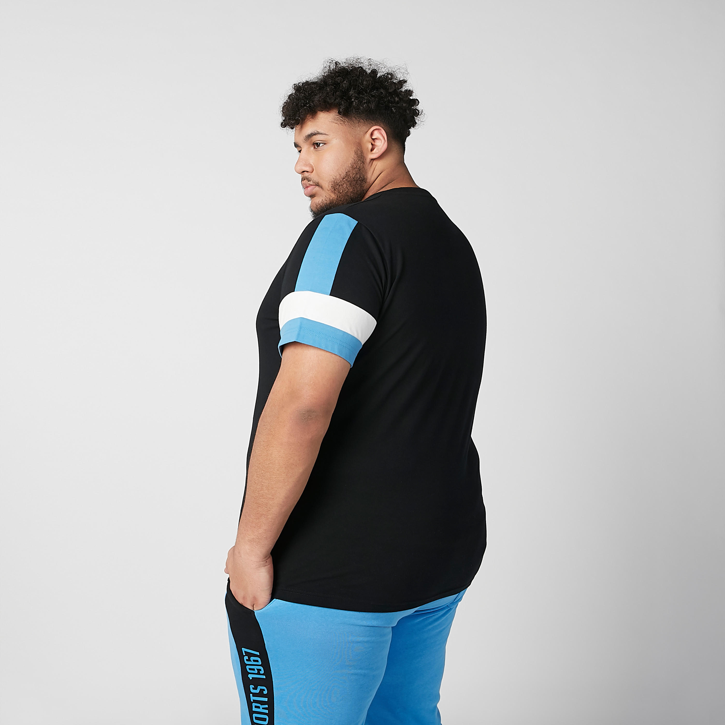 تيشيرت سليم بياقة مستديرة وأكمام وطبعات من كابا-men-clothing-sportswearandactivewear-tshirtsandpolos-image-1