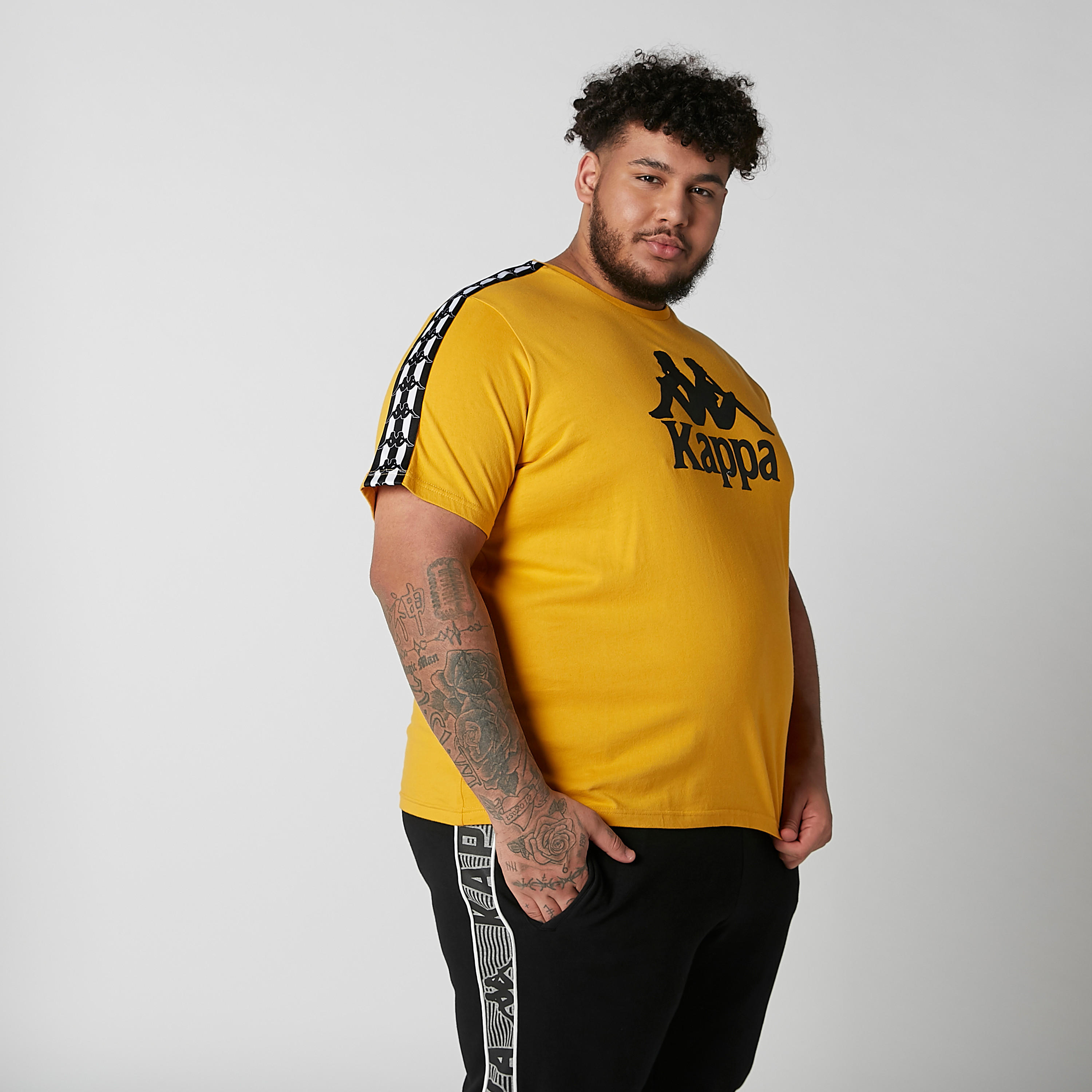 تيشيرت بياقة مستديرة وأكمام قصيرة وطبعات من كابا-men-clothing-sportswearandactivewear-tshirtsandpolos-image-5