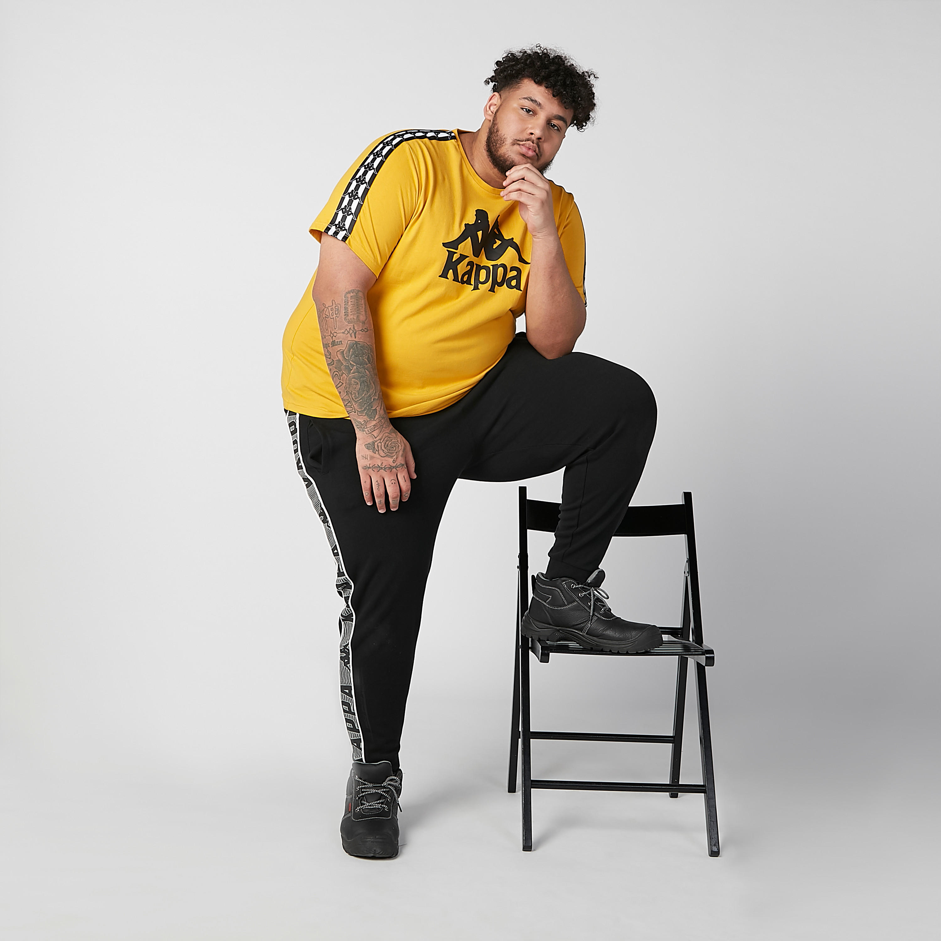 تيشيرت بياقة مستديرة وأكمام قصيرة وطبعات من كابا-men-clothing-sportswearandactivewear-tshirtsandpolos-image-4