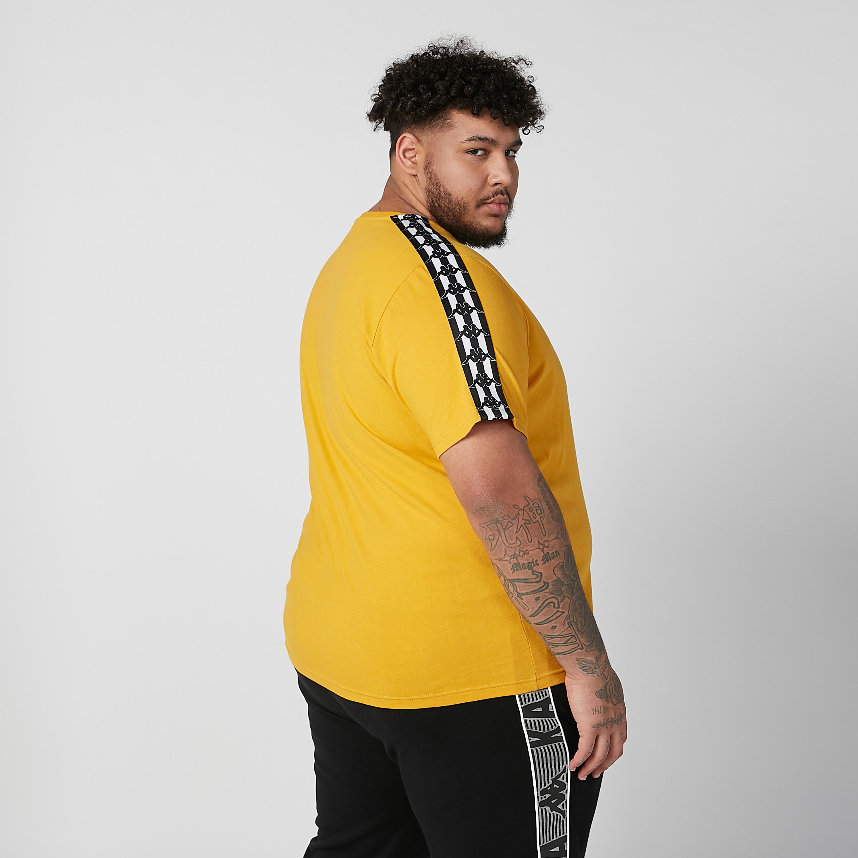 تيشيرت بياقة مستديرة وأكمام قصيرة وطبعات من كابا-men-clothing-sportswearandactivewear-tshirtsandpolos-image-3