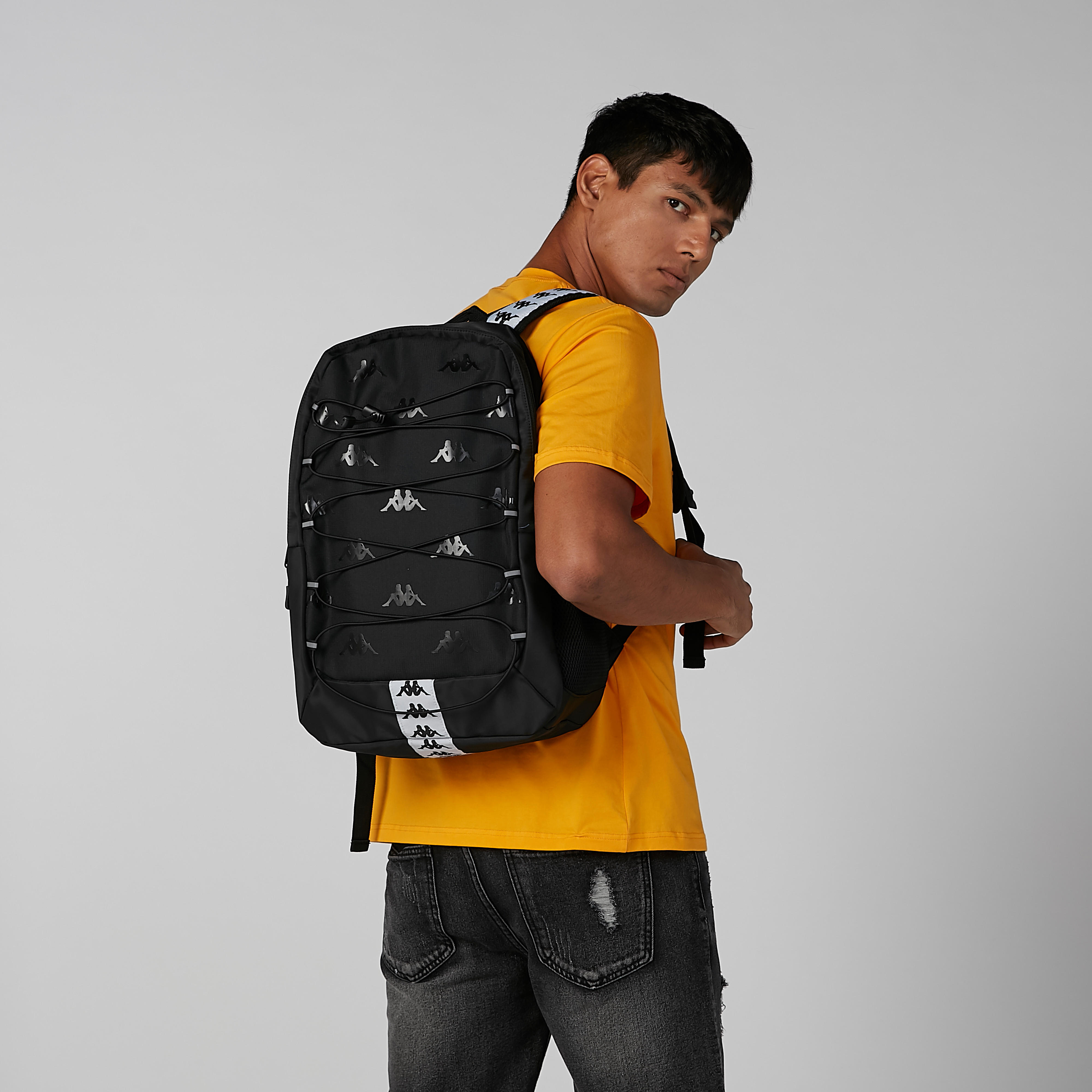 حقيبة ظهر بسحّاب إغلاق وحمّالات قابلة للتعديل وطبعات من كابا-men-bags-image-4