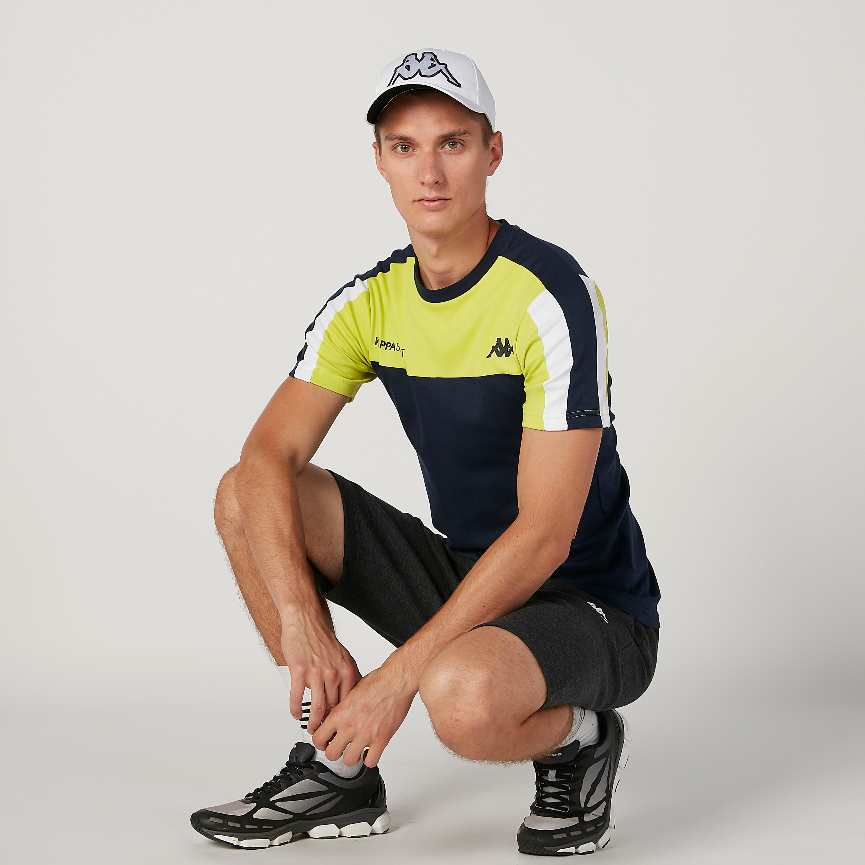 تيشيرت بياقة مستديرة وأكمام قصيرة وطبعات من كابا-men-clothing-sportswearandactivewear-tshirtsandpolos-image-2