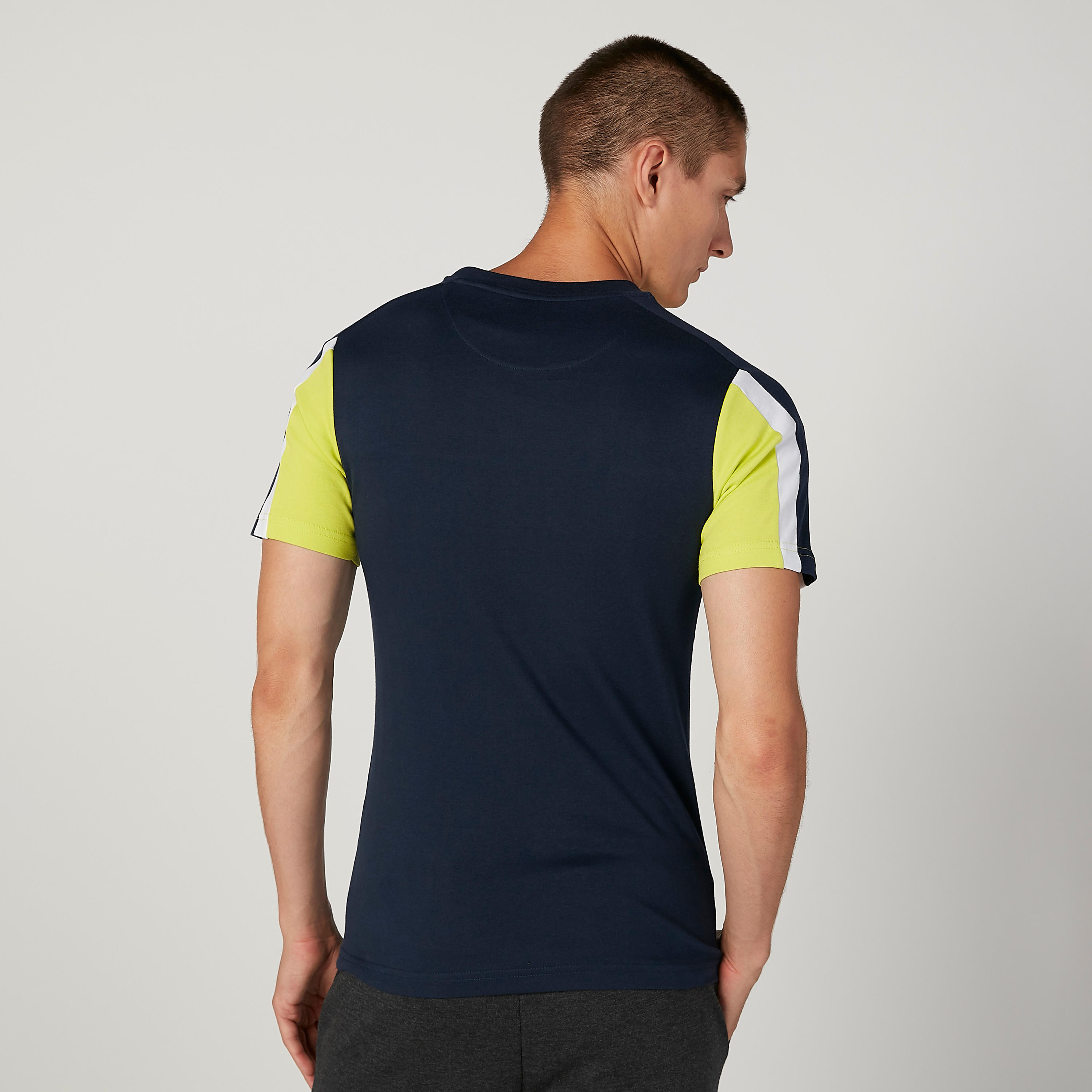 تيشيرت بياقة مستديرة وأكمام قصيرة وطبعات من كابا-men-clothing-sportswearandactivewear-tshirtsandpolos-image-4