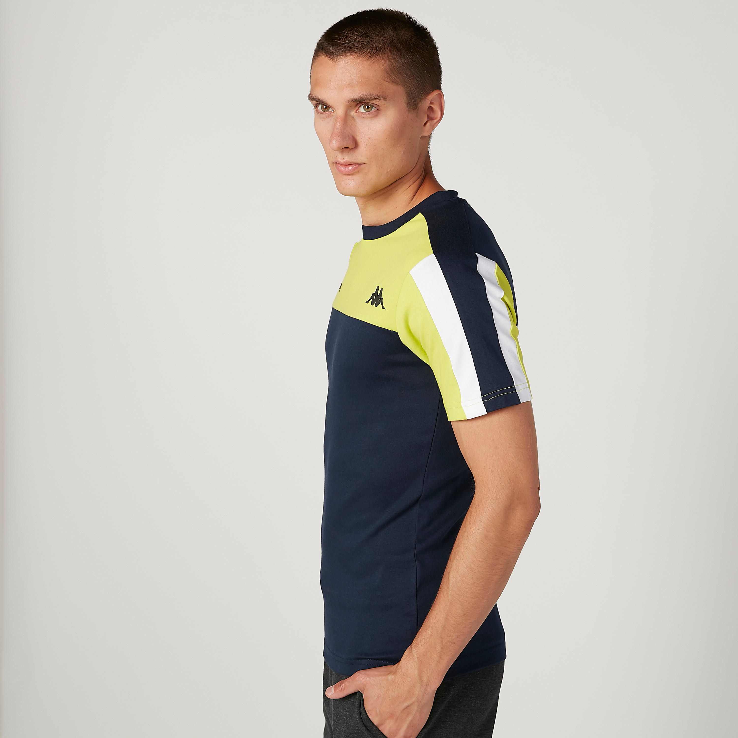 تيشيرت بياقة مستديرة وأكمام قصيرة وطبعات من كابا-men-clothing-sportswearandactivewear-tshirtsandpolos-image-5