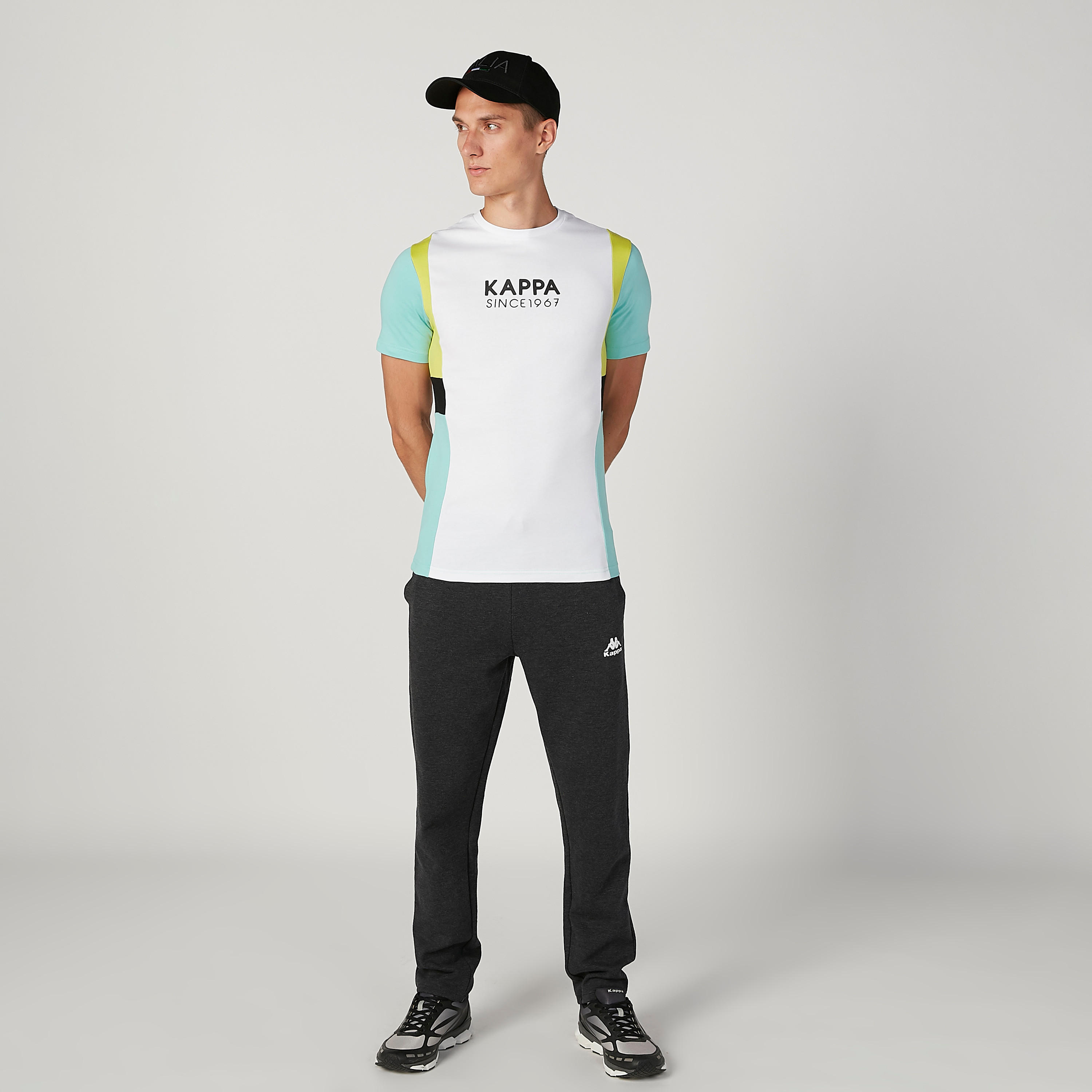 تيشيرت بياقة مستديرة وأكمام قصيرة وطبعات من كابا-men-clothing-sportswearandactivewear-tshirtsandpolos-image-4