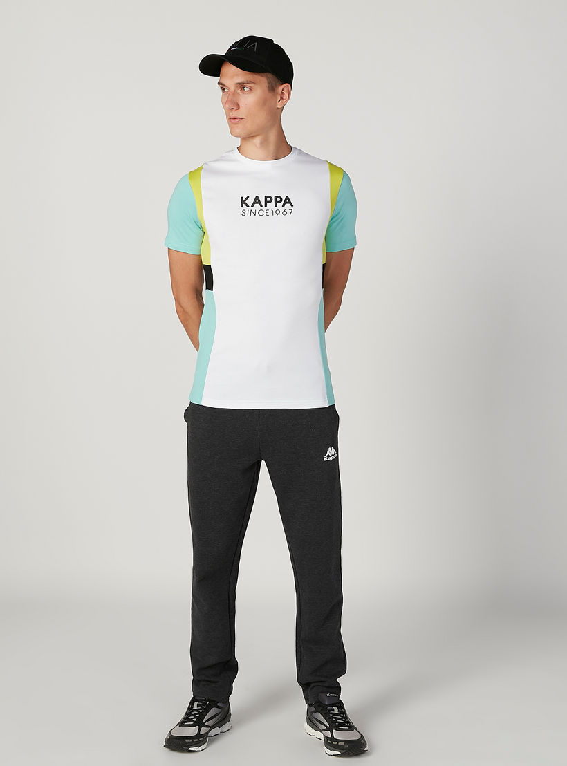 تيشيرت بياقة مستديرة وأكمام قصيرة وطبعات من كابا-men-clothing-sportswearandactivewear-tshirtsandpolos-image-4