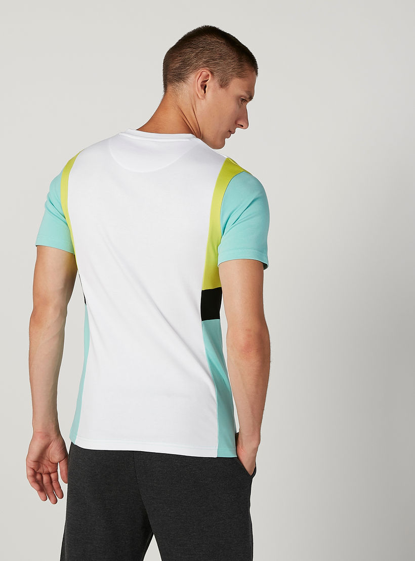 تيشيرت بياقة مستديرة وأكمام قصيرة وطبعات من كابا-men-clothing-sportswearandactivewear-tshirtsandpolos-image-2