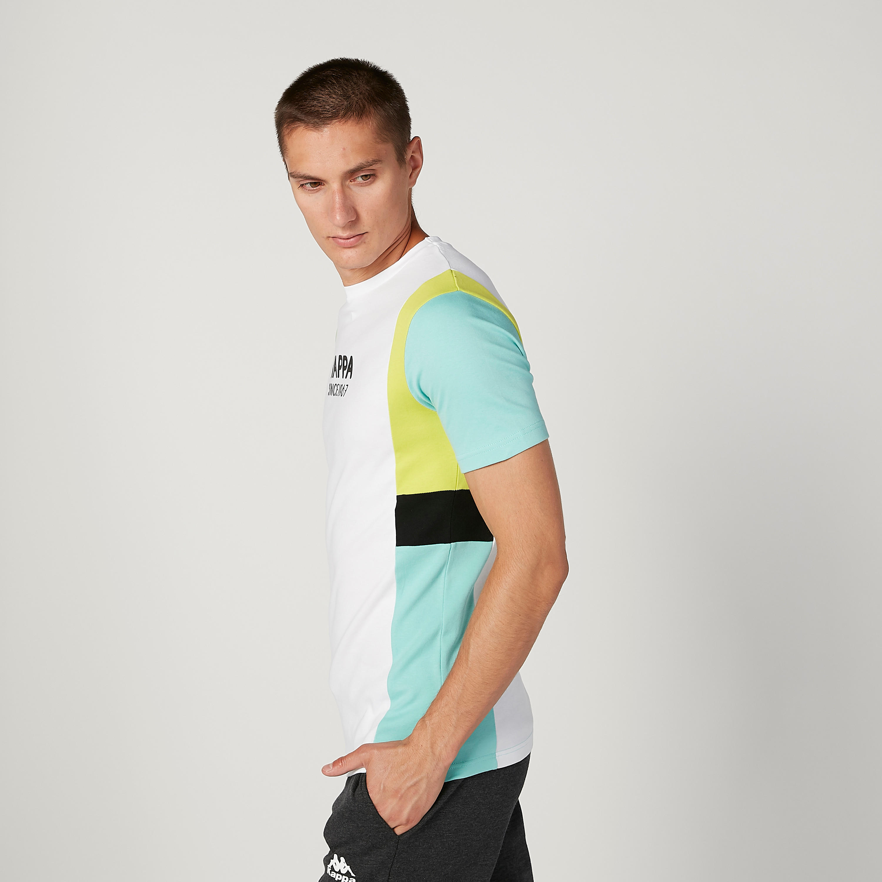 تيشيرت بياقة مستديرة وأكمام قصيرة وطبعات من كابا-men-clothing-sportswearandactivewear-tshirtsandpolos-image-1