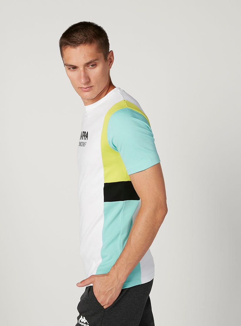تيشيرت بياقة مستديرة وأكمام قصيرة وطبعات من كابا-men-clothing-sportswearandactivewear-tshirtsandpolos-image-1