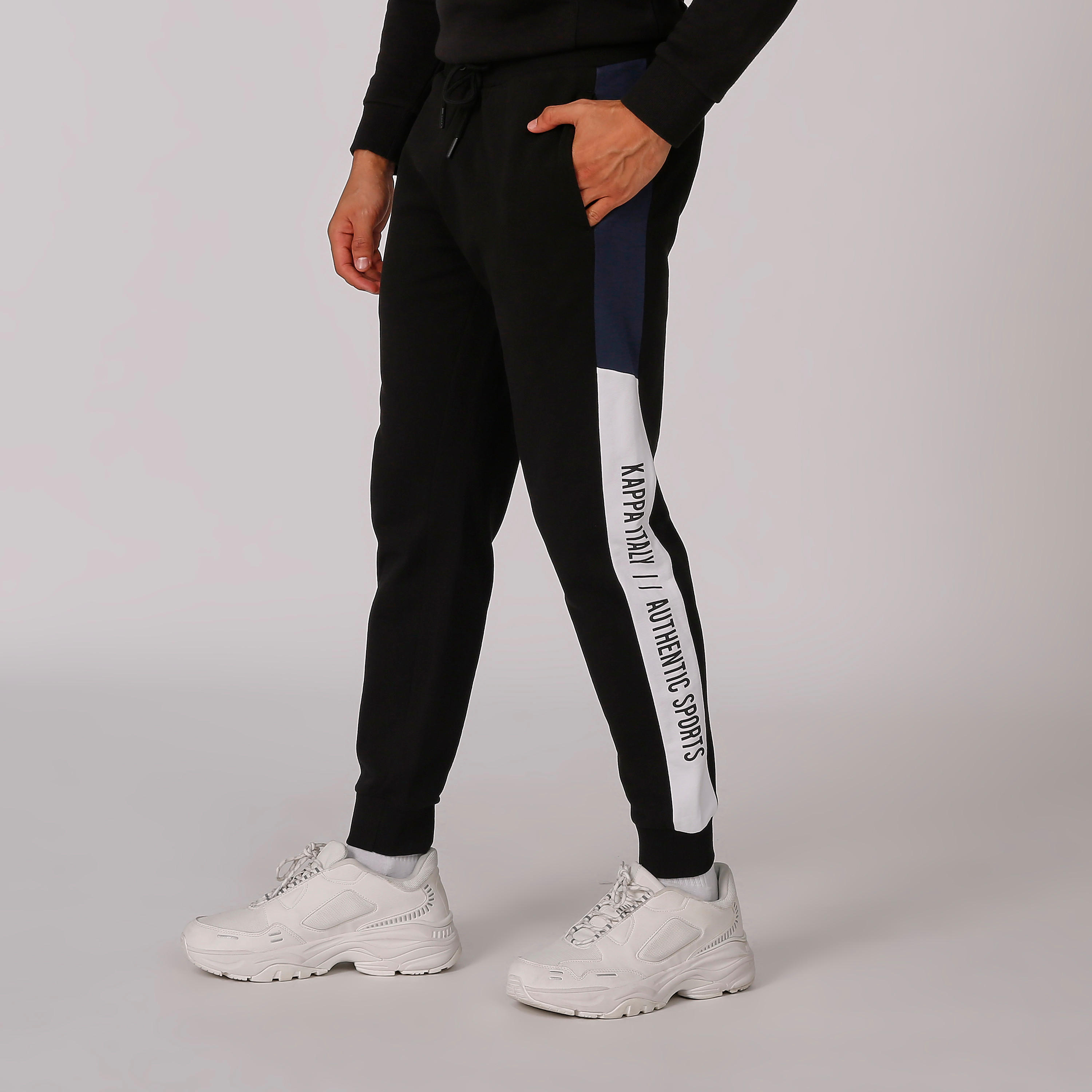 بنطلون رياضي بخصر مطّاطي وجيوب وطبعات من كابا-men-clothing-sportswearandactivewear-bottoms-image-1