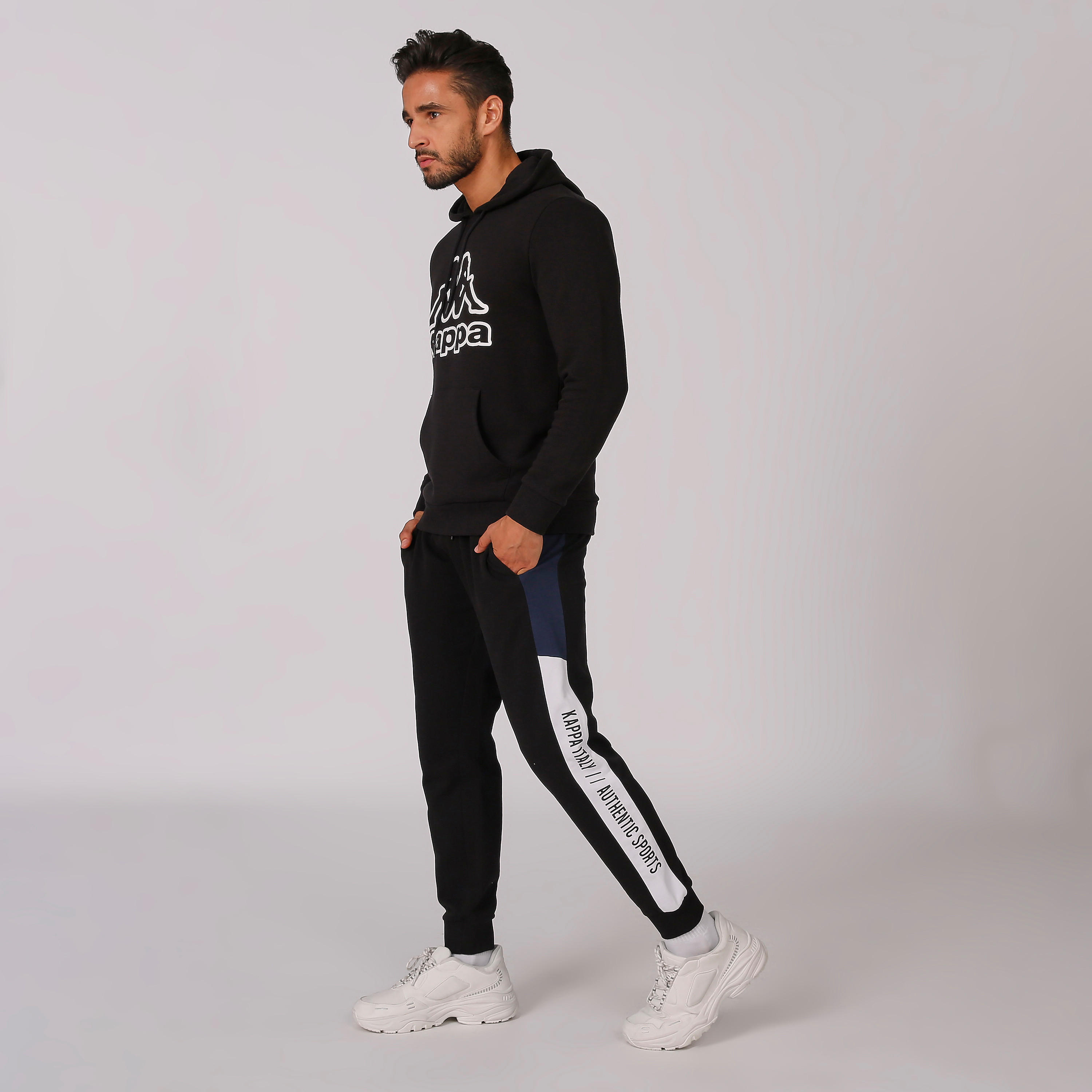 بنطلون رياضي بخصر مطّاطي وجيوب وطبعات من كابا-men-clothing-sportswearandactivewear-bottoms-image-4