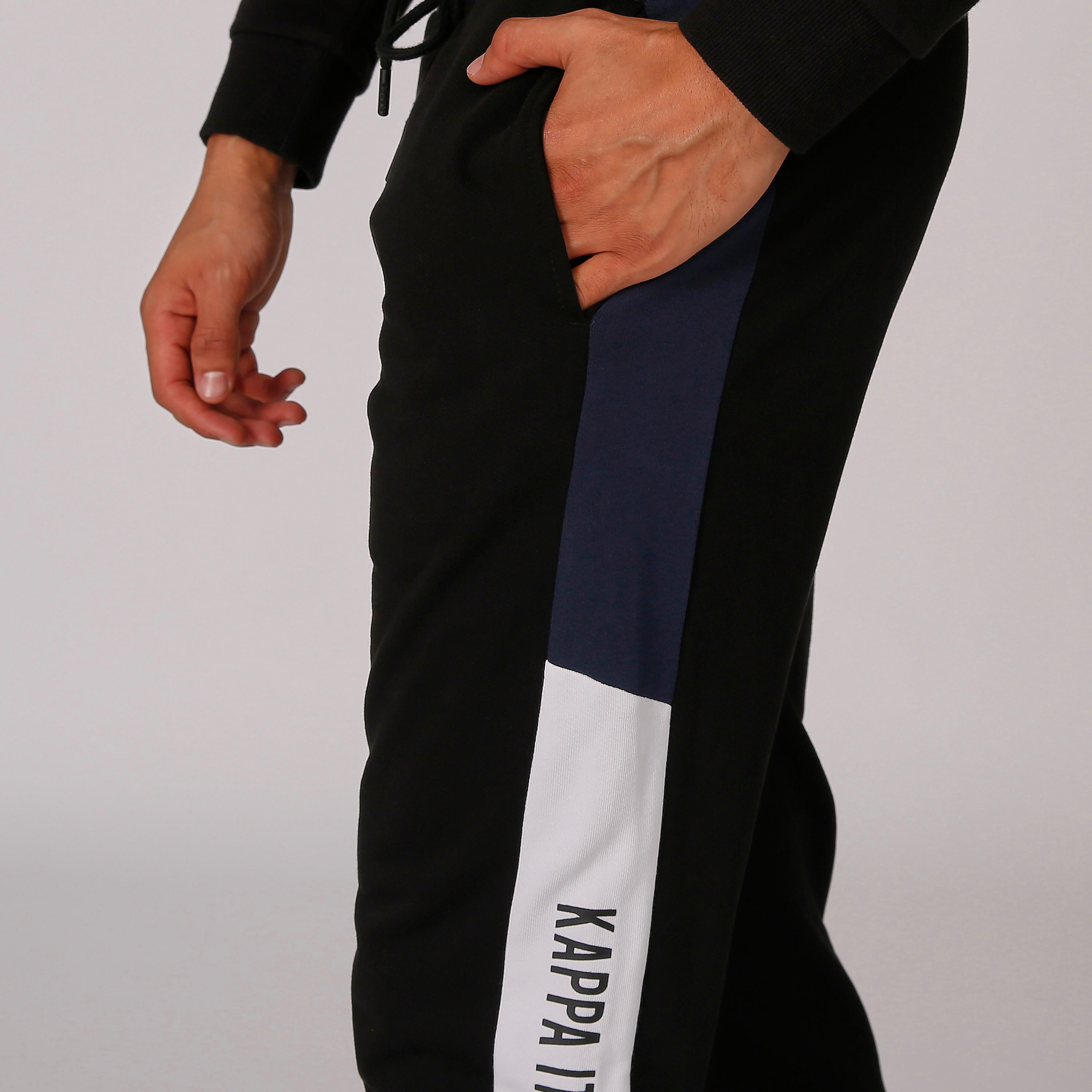 بنطلون رياضي بخصر مطّاطي وجيوب وطبعات من كابا-men-clothing-sportswearandactivewear-bottoms-image-5