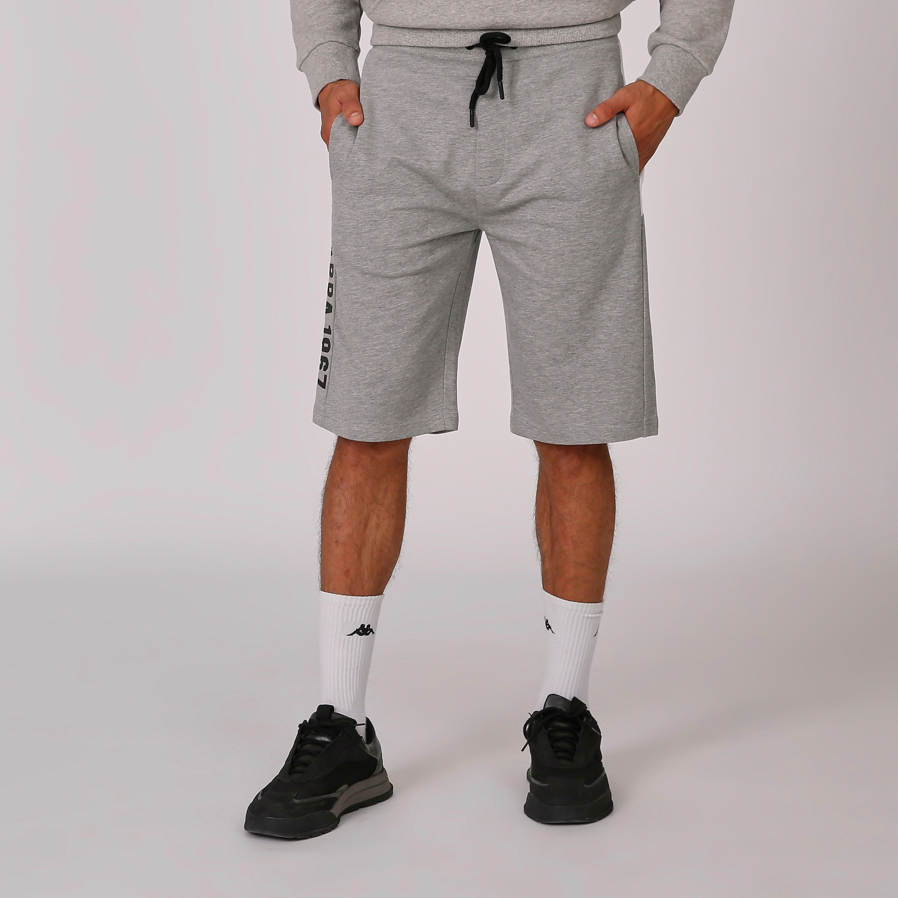 شورت بخصر مطاطي وجيوب وطبعات من كابا-men-clothing-sportswearandactivewear-bottoms-image-1