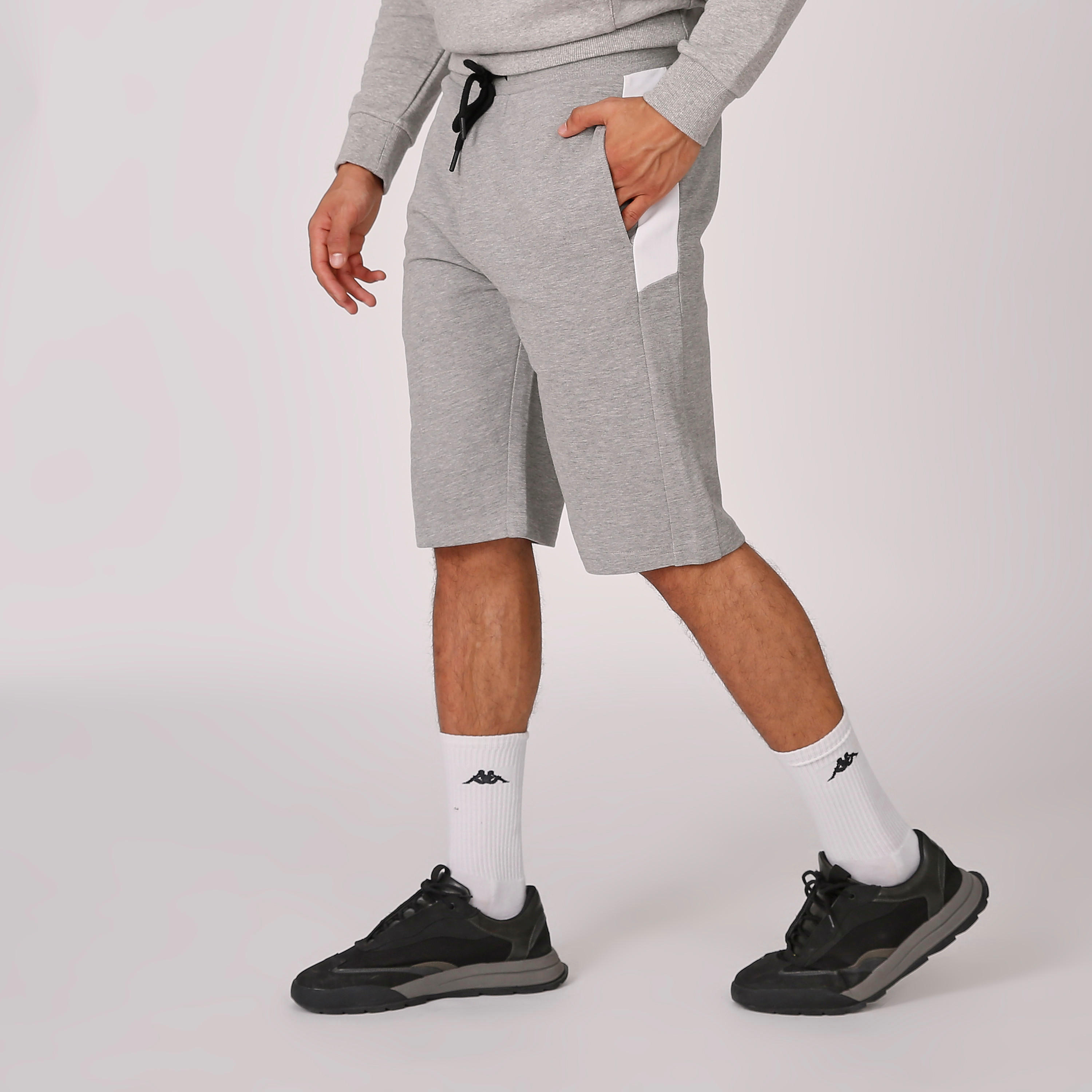 شورت بخصر مطاطي وجيوب وطبعات من كابا-men-clothing-sportswearandactivewear-bottoms-image-3