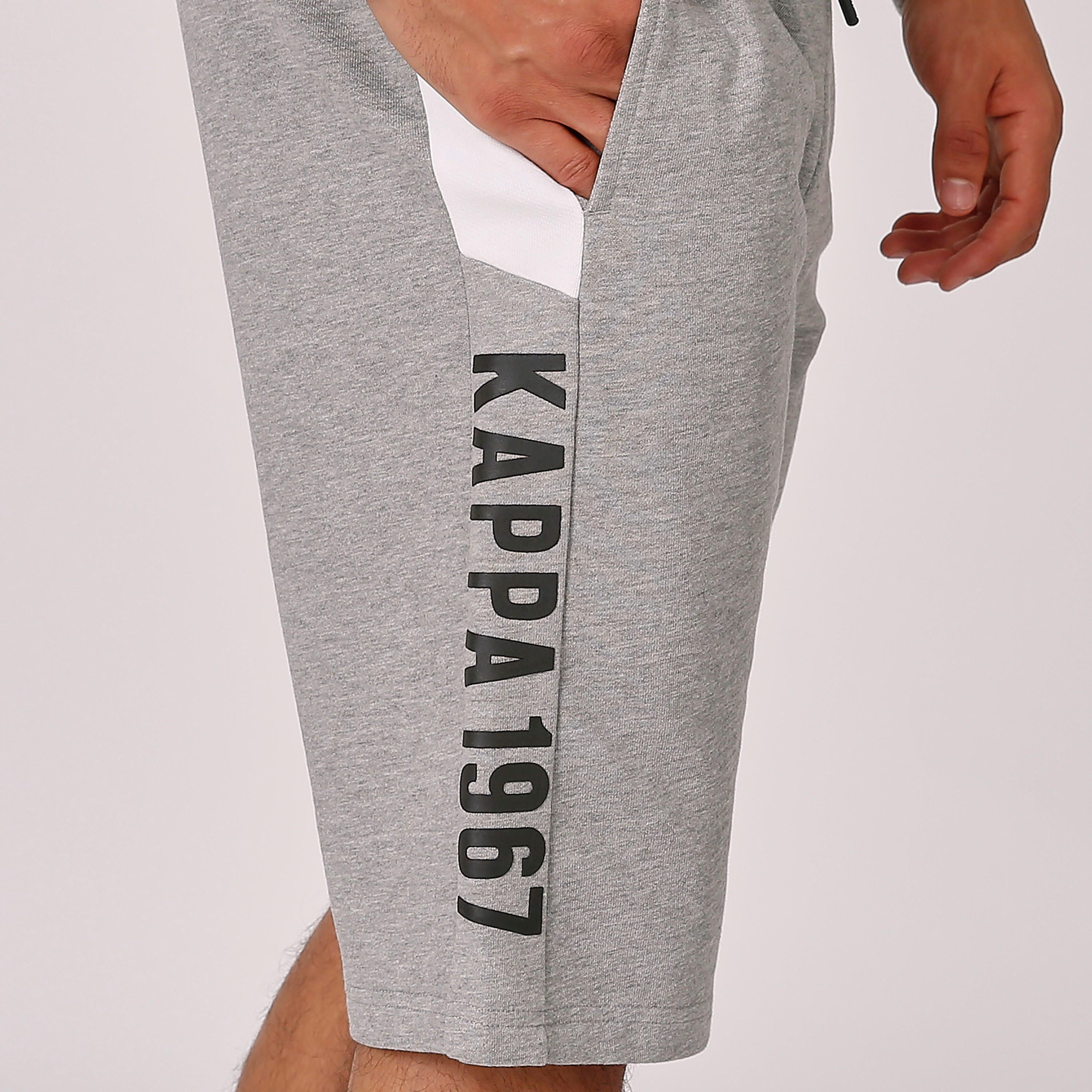 شورت بخصر مطاطي وجيوب وطبعات من كابا-men-clothing-sportswearandactivewear-bottoms-image-4