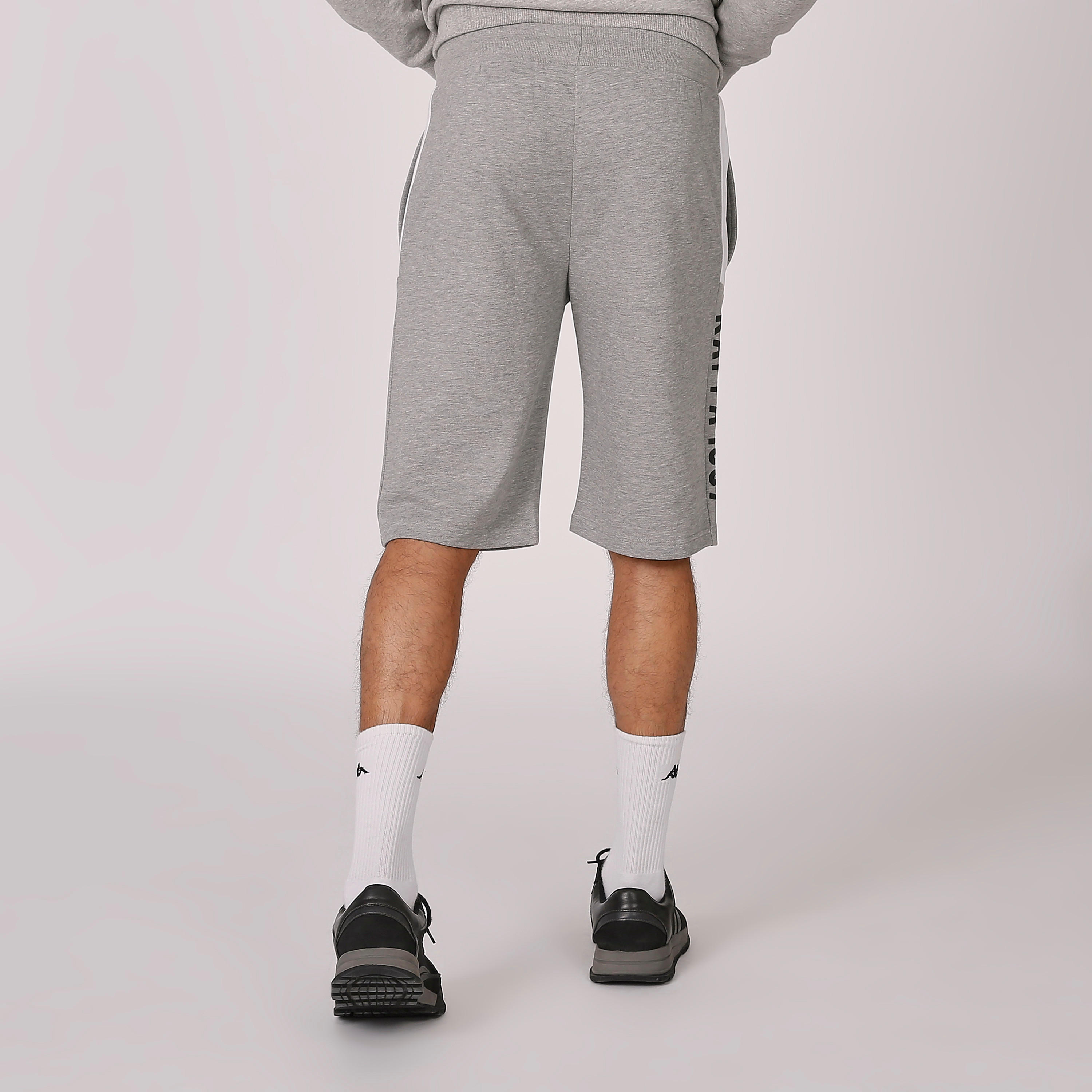 شورت بخصر مطاطي وجيوب وطبعات من كابا-men-clothing-sportswearandactivewear-bottoms-image-5