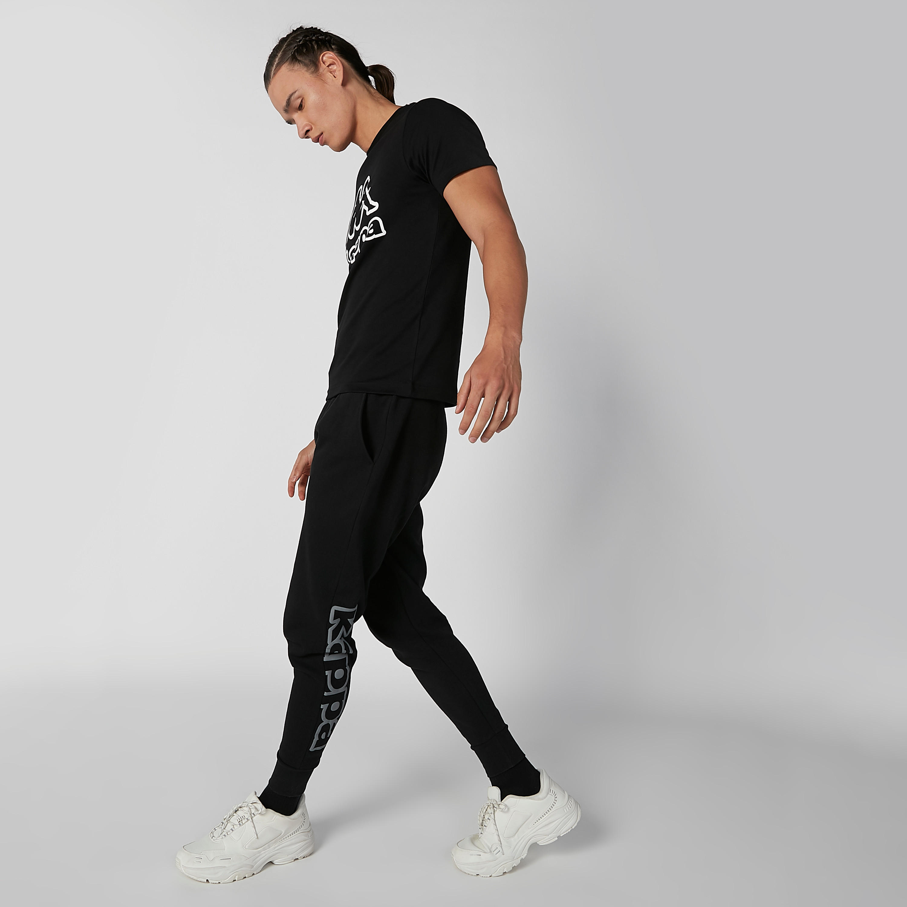 تيشيرت بياقة ضيّقة وأكمام قصيرة وطبعات من كابا-men-clothing-sportswearandactivewear-tshirtsandpolos-image-1