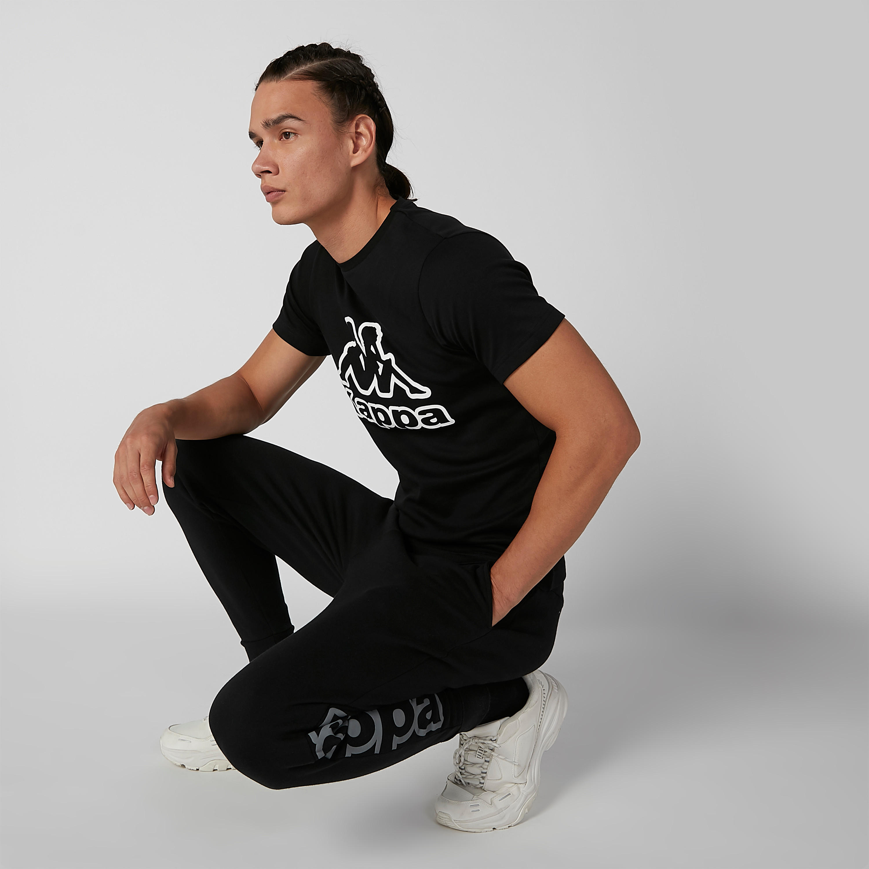 تيشيرت بياقة ضيّقة وأكمام قصيرة وطبعات من كابا-men-clothing-sportswearandactivewear-tshirtsandpolos-image-5