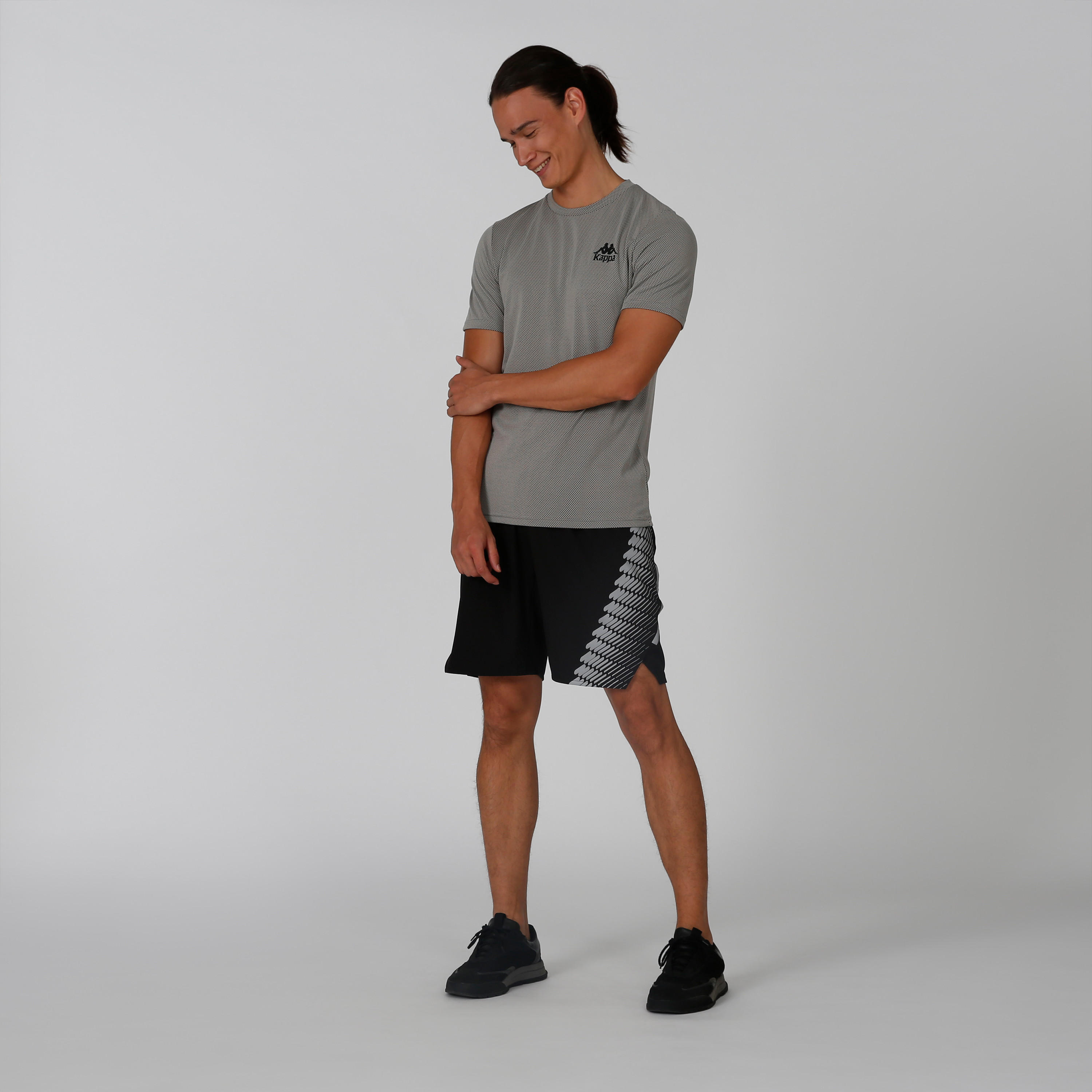 شورت بجيوب وطبعات من كابا-men-clothing-sportswearandactivewear-bottoms-image-2