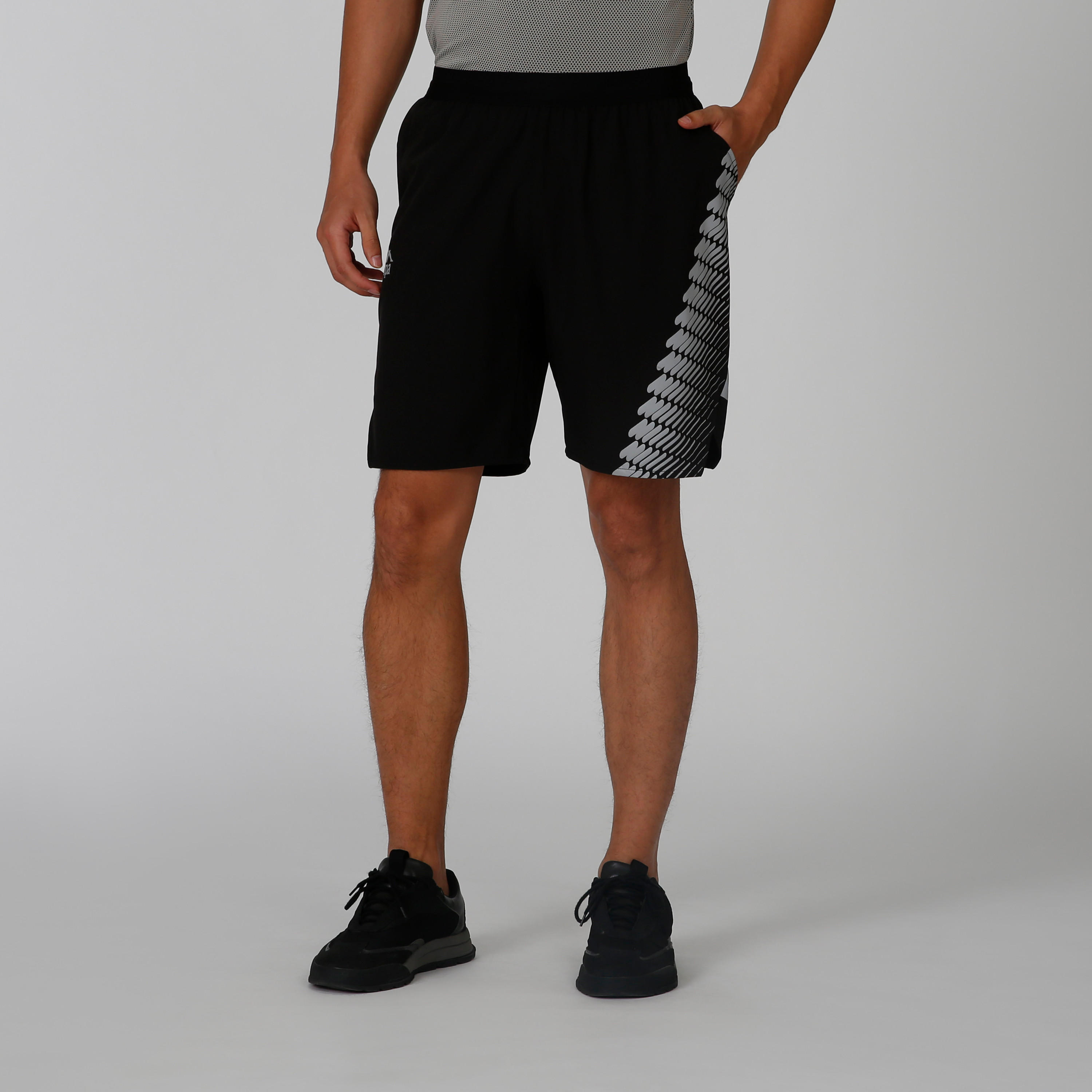 شورت بجيوب وطبعات من كابا-men-clothing-sportswearandactivewear-bottoms-image-1