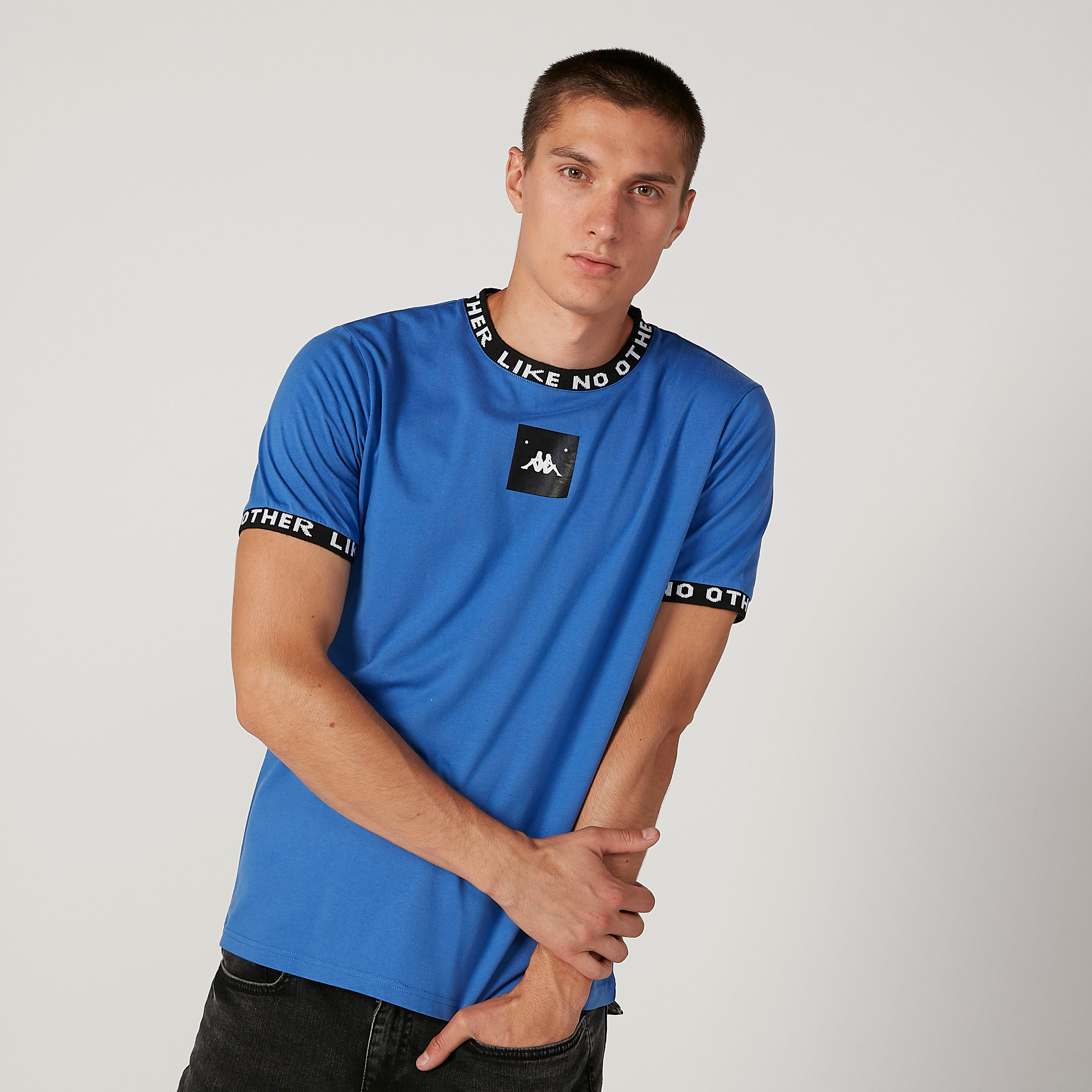 تيشيرت بياقة مستديرة وأكمام قصيرة وطبعات من كابا-men-clothing-sportswearandactivewear-tshirtsandpolos-image-1