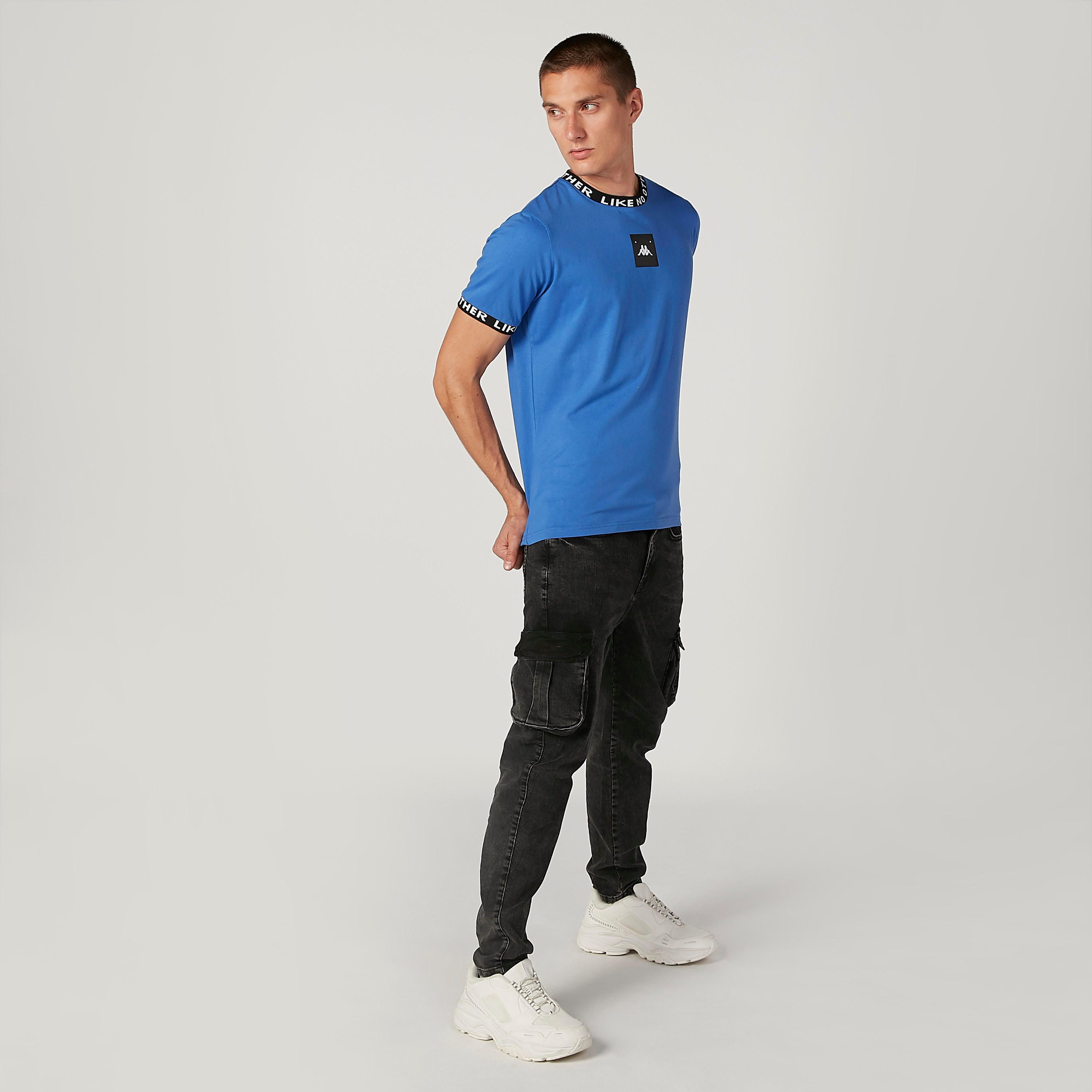 تيشيرت بياقة مستديرة وأكمام قصيرة وطبعات من كابا-men-clothing-sportswearandactivewear-tshirtsandpolos-image-2