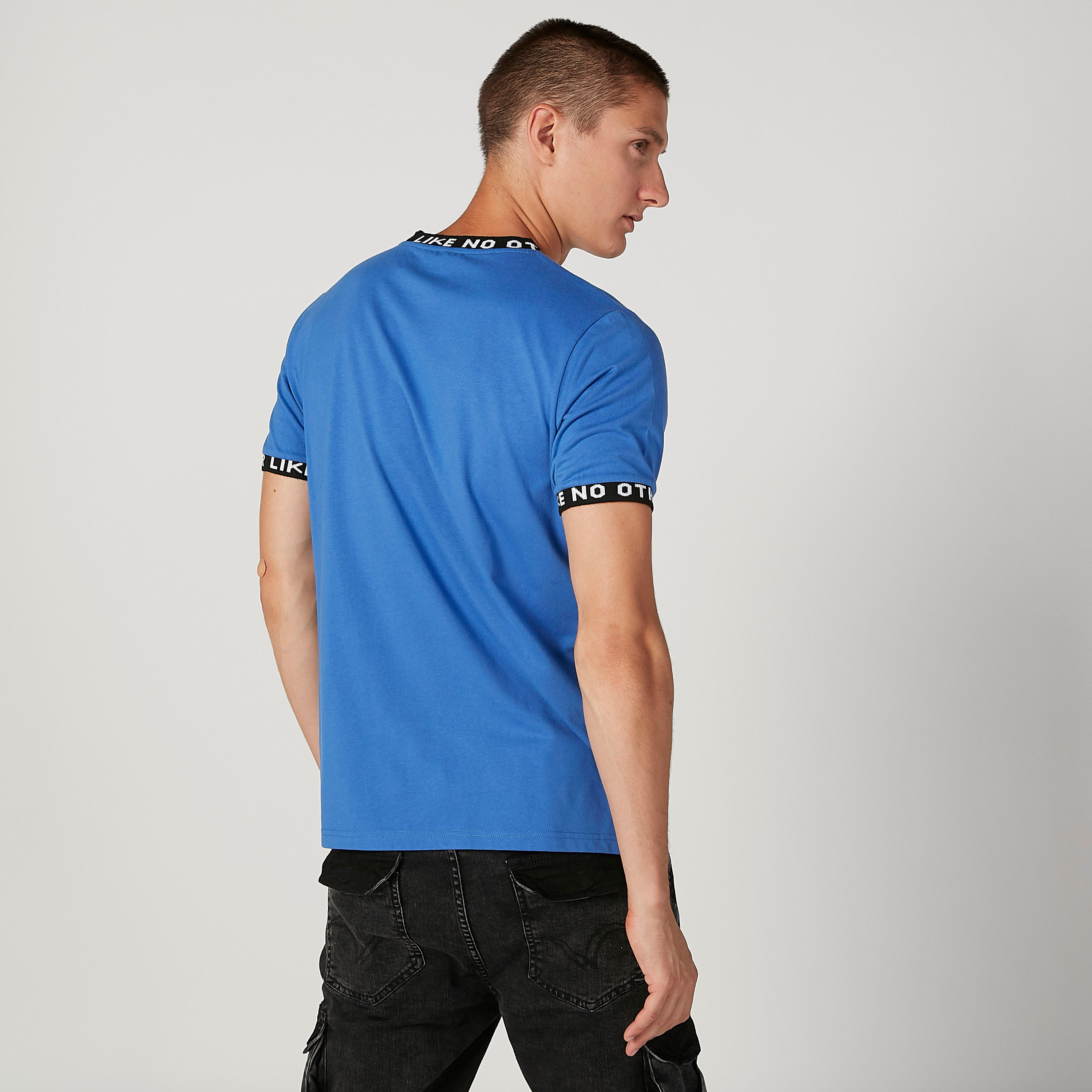 تيشيرت بياقة مستديرة وأكمام قصيرة وطبعات من كابا-men-clothing-sportswearandactivewear-tshirtsandpolos-image-4
